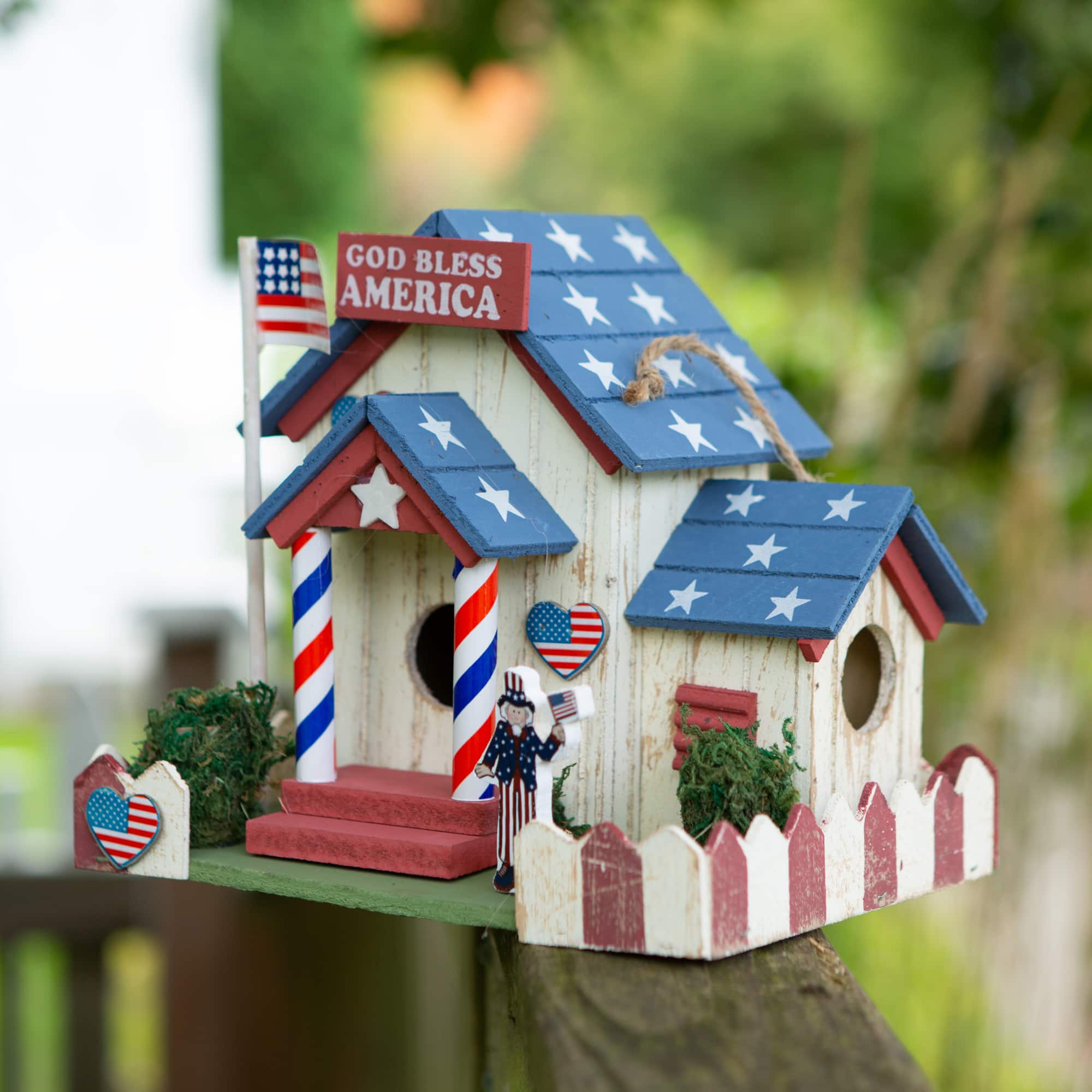 Birdhouses Patriotic Wooden US Flag Design Tin Roof Star Opening 2 Patterns New 