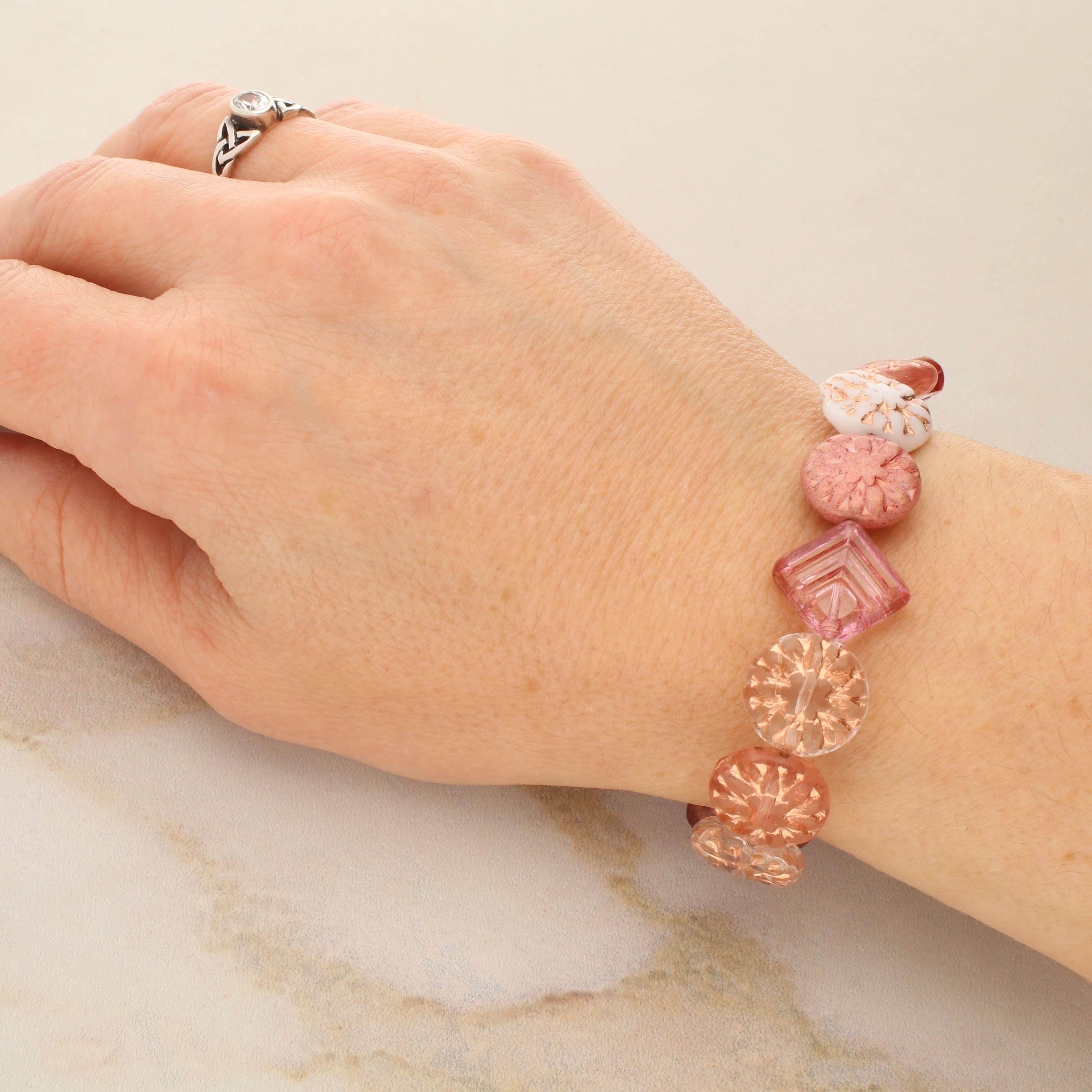 Assortiment de perles plates en forme de diamant et rondes à motif de rayons jaillissants en verre tchèque de Bead Landing