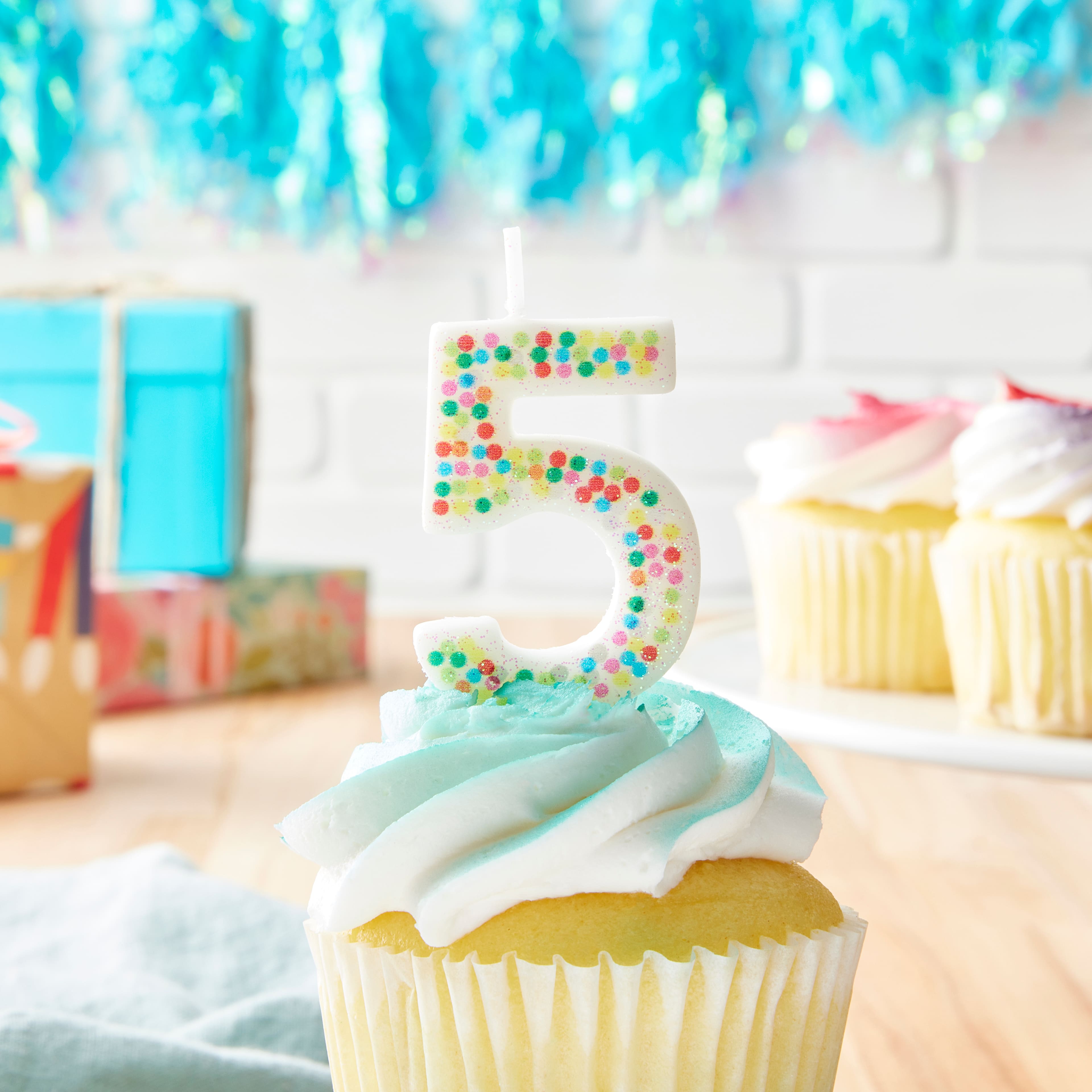 Bougie d’anniversaire en forme de chiffre avec confettis de Celebrate It