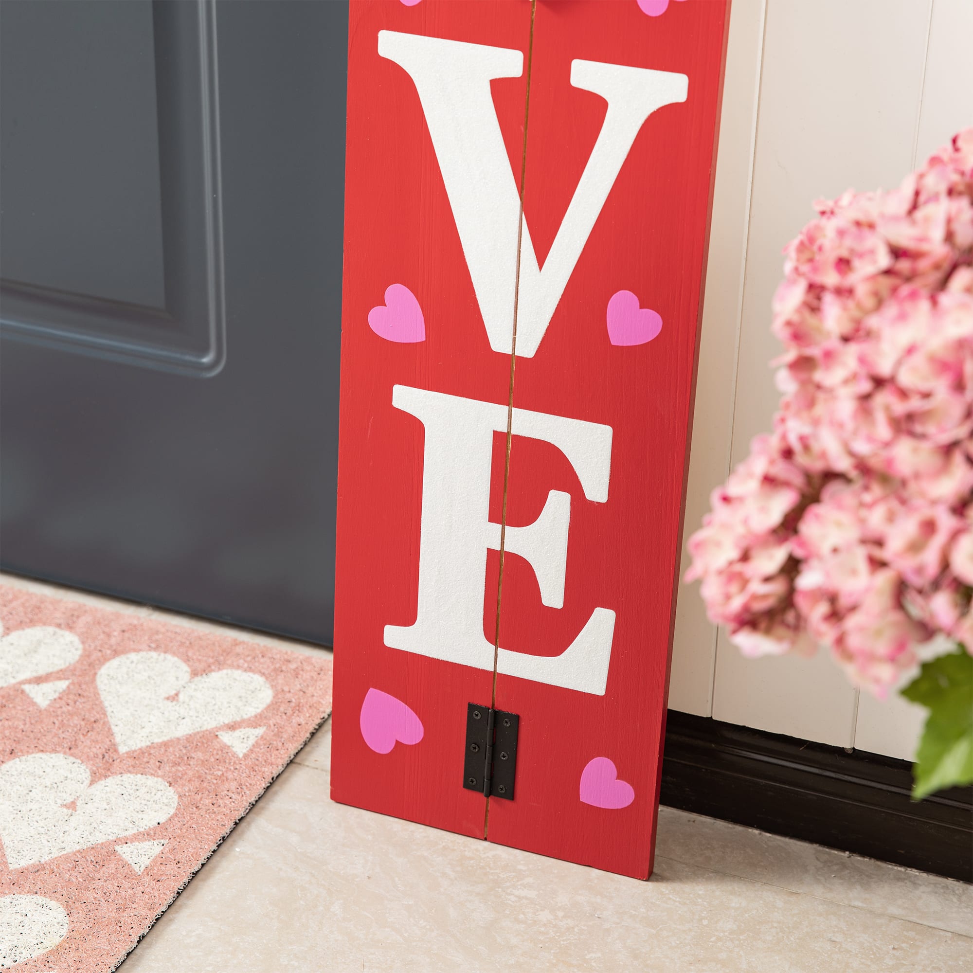 Glitzhome&#xAE; 42&#x22; Valentine&#x27;s Wooden &#x22;LOVE&#x22; House-shaped Porch D&#xE9;cor