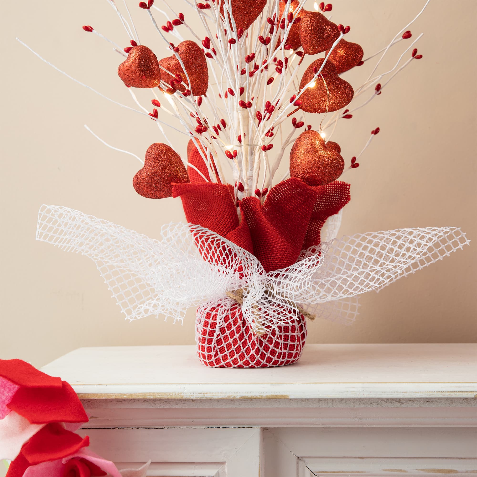 Glitzhome&#xAE; 21&#x22; Lighted Valentine&#x27;s Heart Table Tree