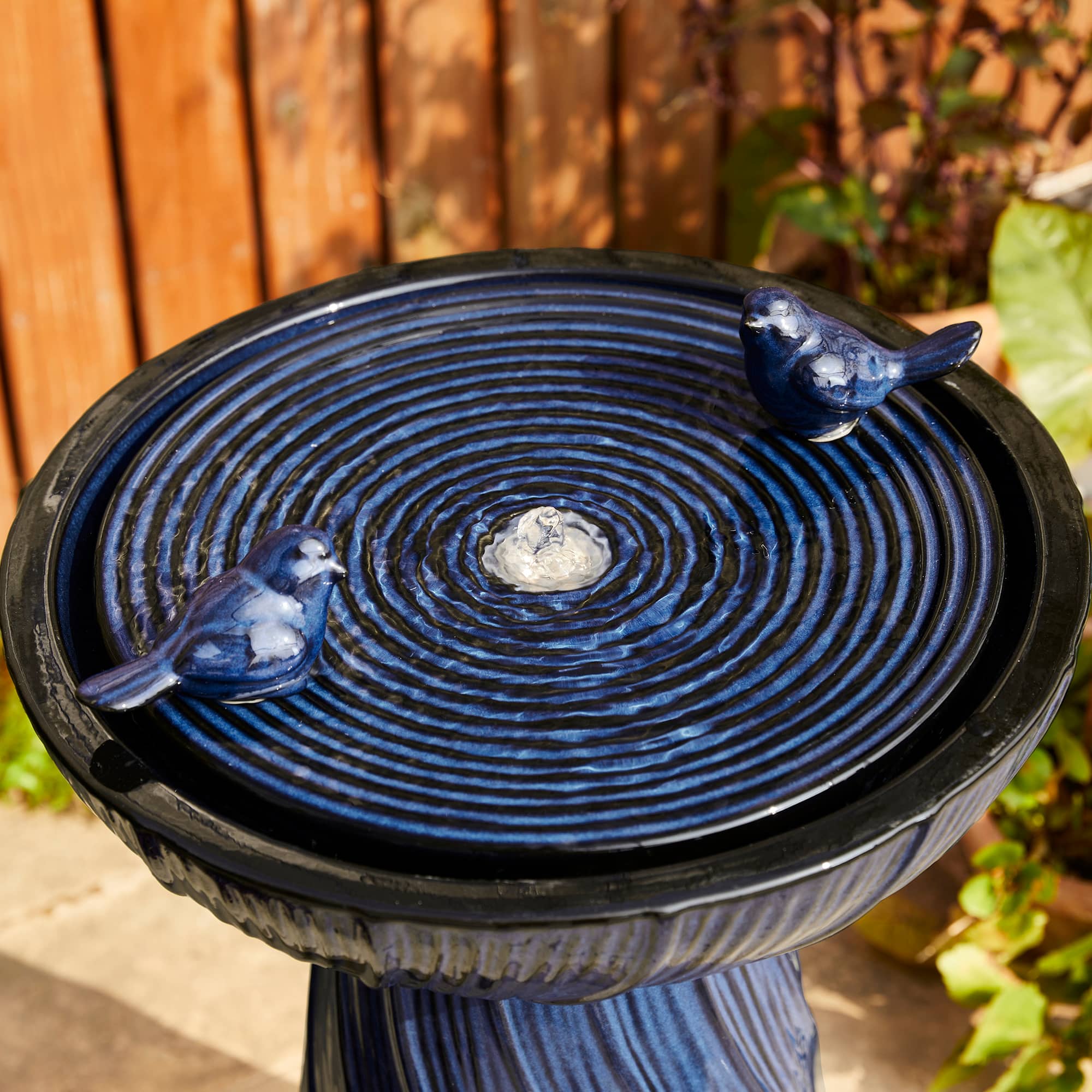 Glitzhome&#xAE; 24.75&#x22; LED Cobalt Blue Twist Ceramic Birdbath Outdoor Floor Fountain