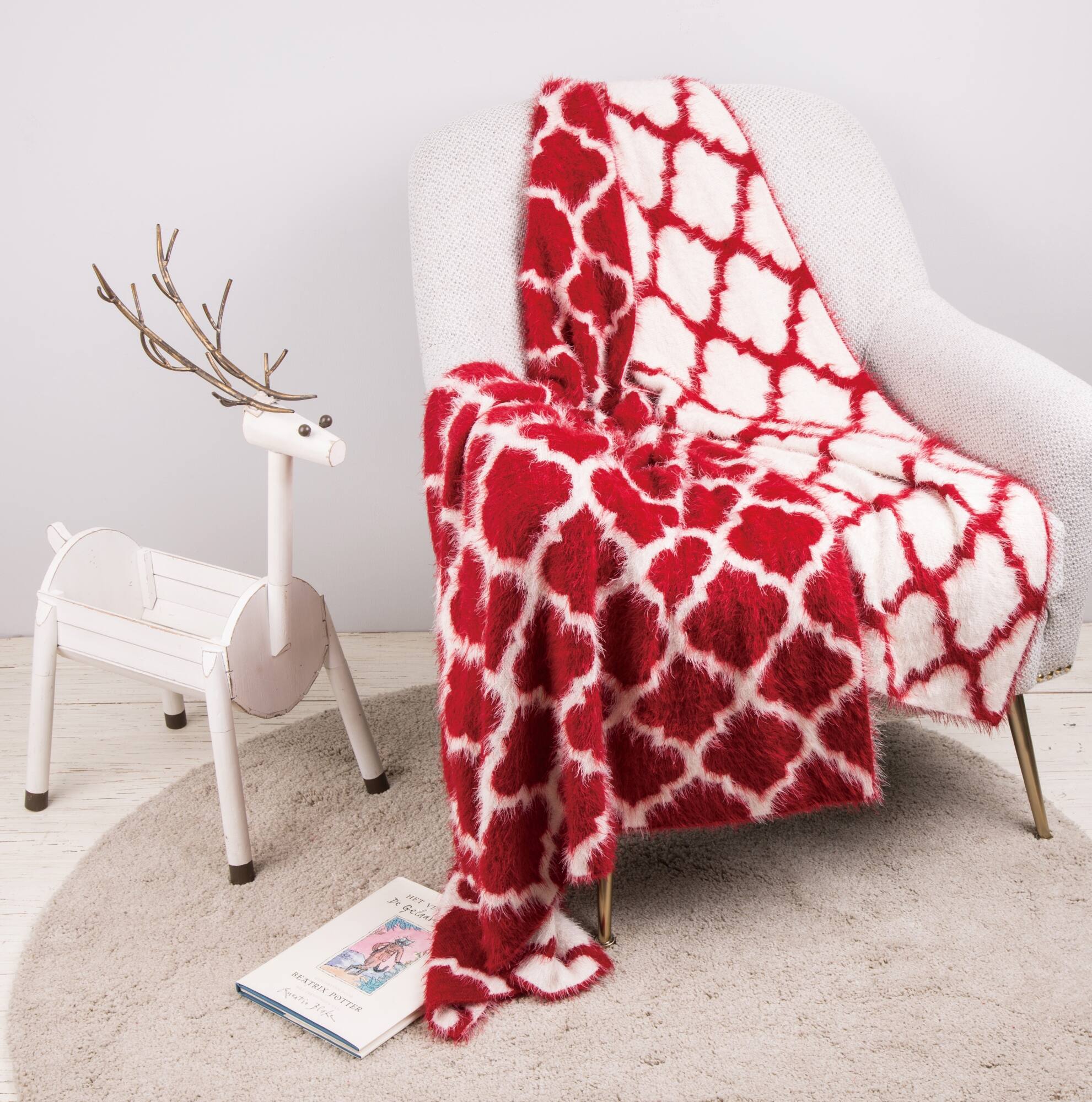 Glitzhome&#xAE; Reversible Knitted Nylon Eyelash Yarn Red &#x26; White Throw Blanket