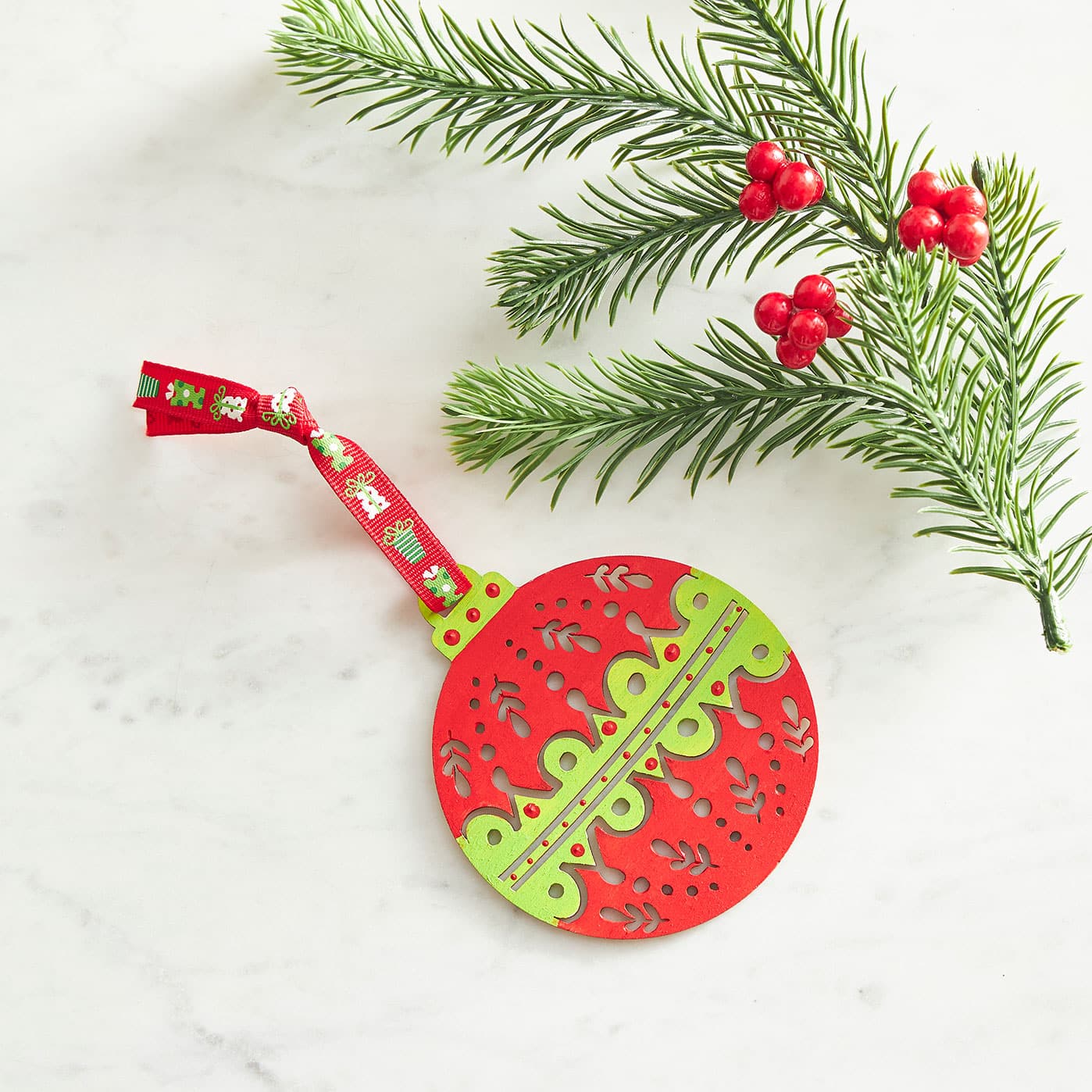 Ornement en bois découpé au laser