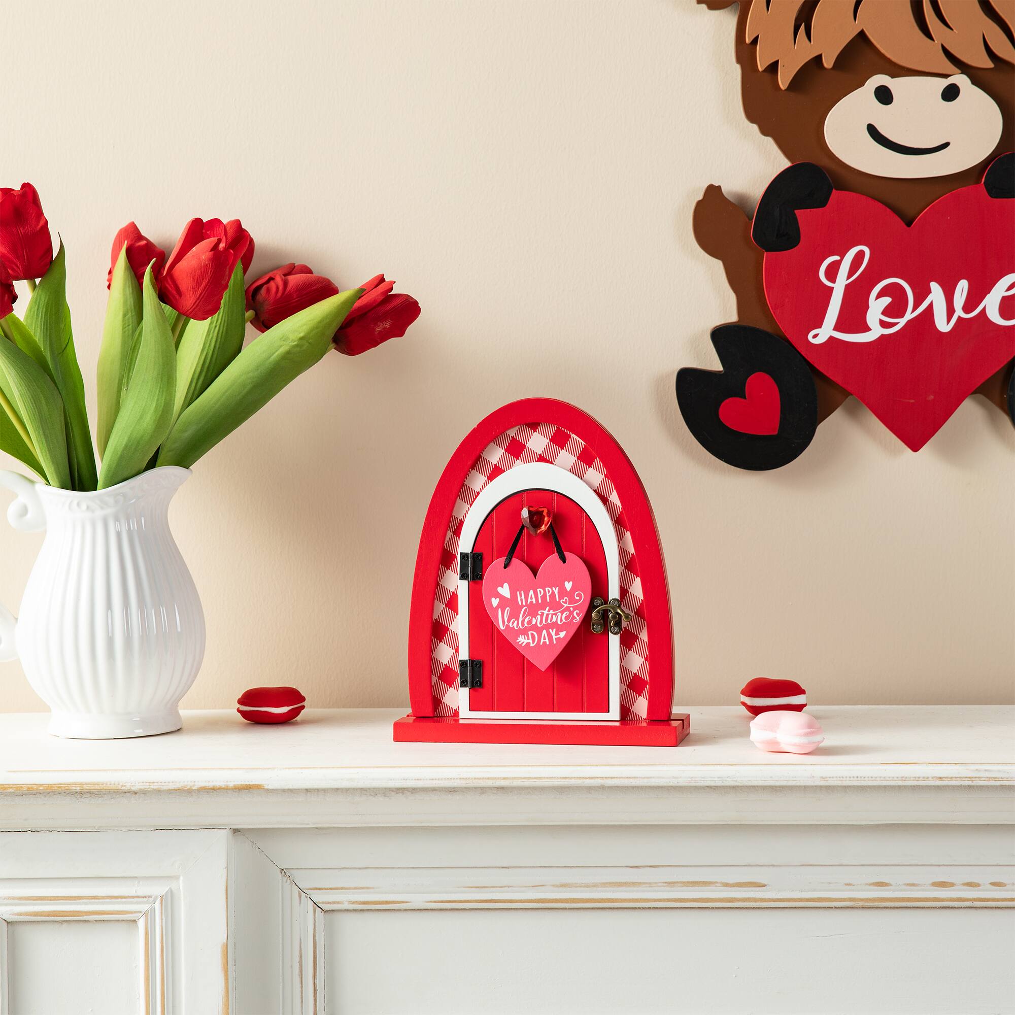 Glitzhome&#xAE; 8.5&#x22; Valentine&#x27;s Wooden Door-Shaped Photo Frame Table D&#xE9;cor