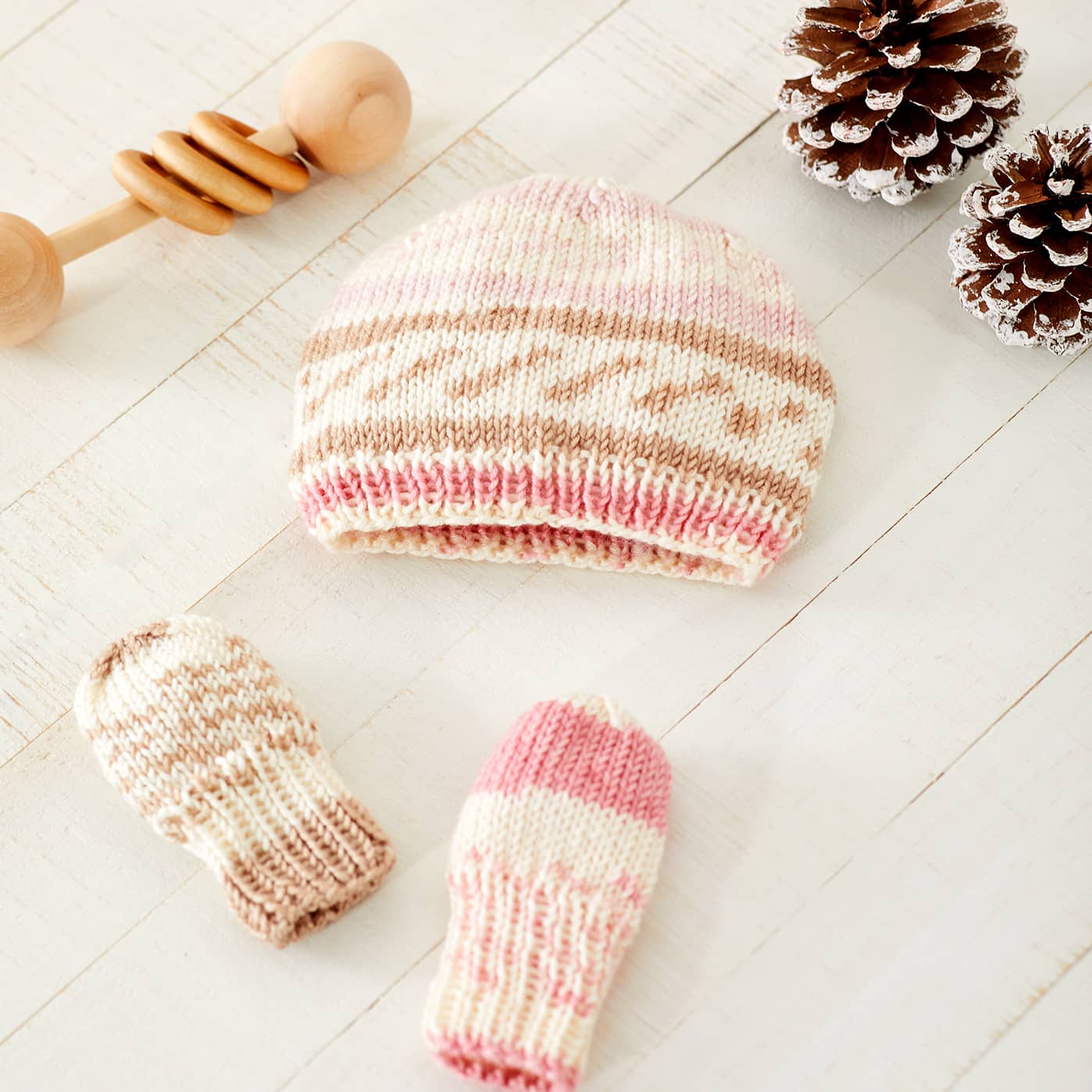 Bonnet pour bébé au tricot Petits trésors de Loops & Threads