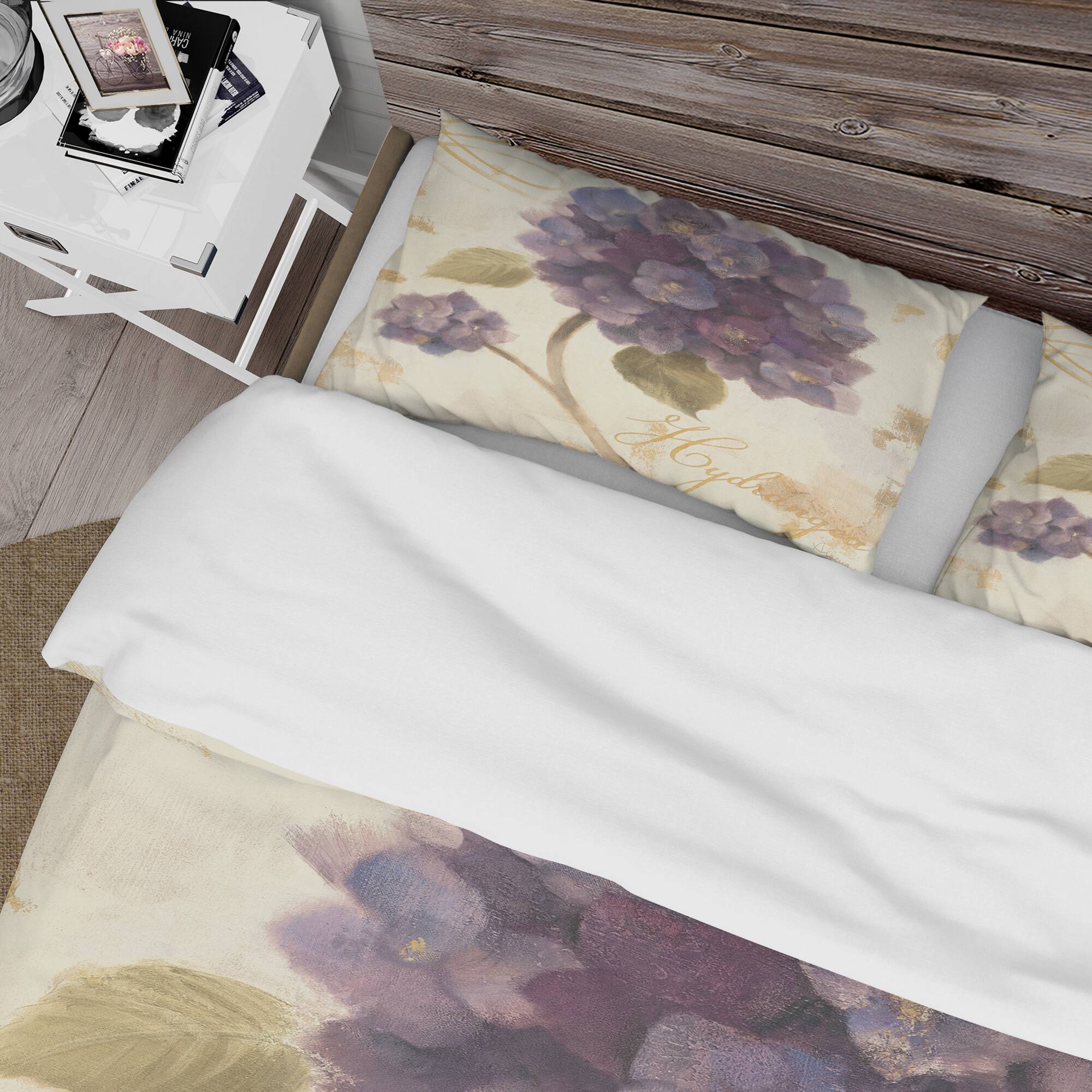 Designart 'Abundant Hydrangea Flower II' Cottage Bedding Set - Duvet Cover & Shams