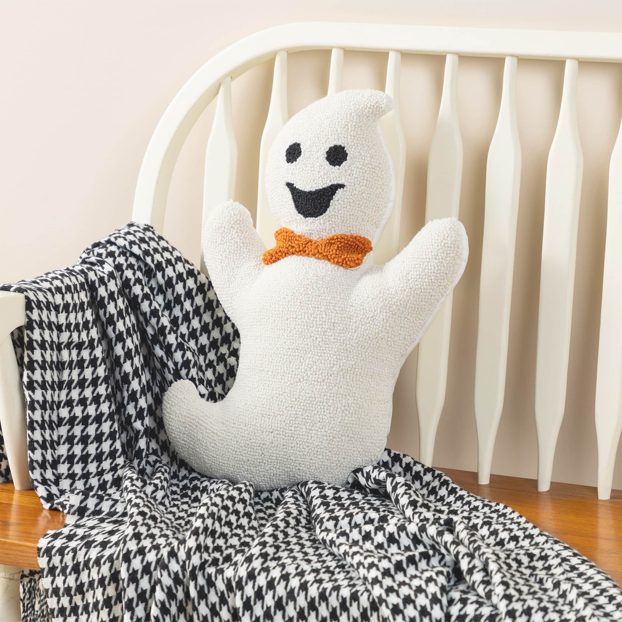 Glitzhome&#xAE; 18&#x22;H Halloween Hooked Ghost Shaped Pillow