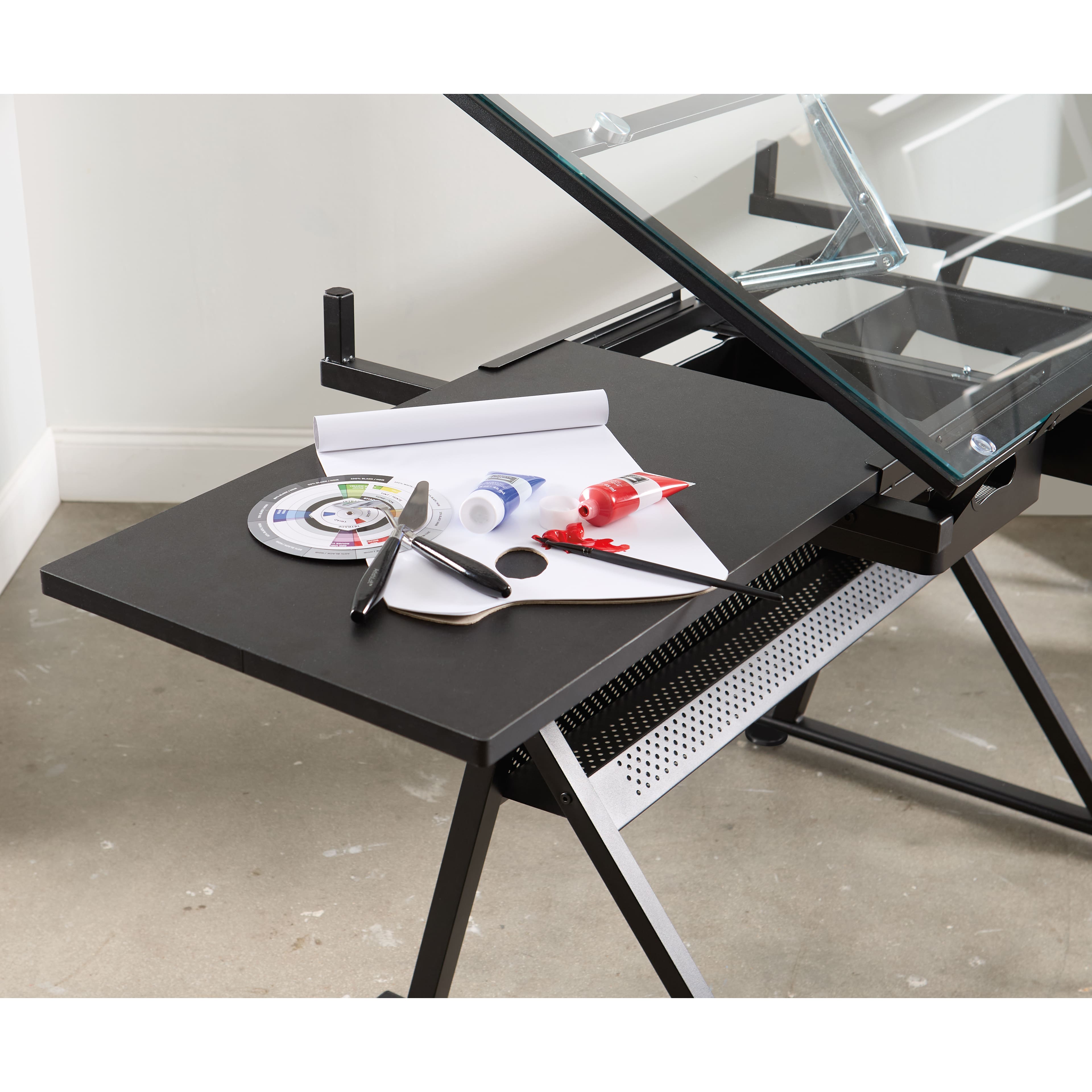 Table pour artiste noire d’Artist’s Loft