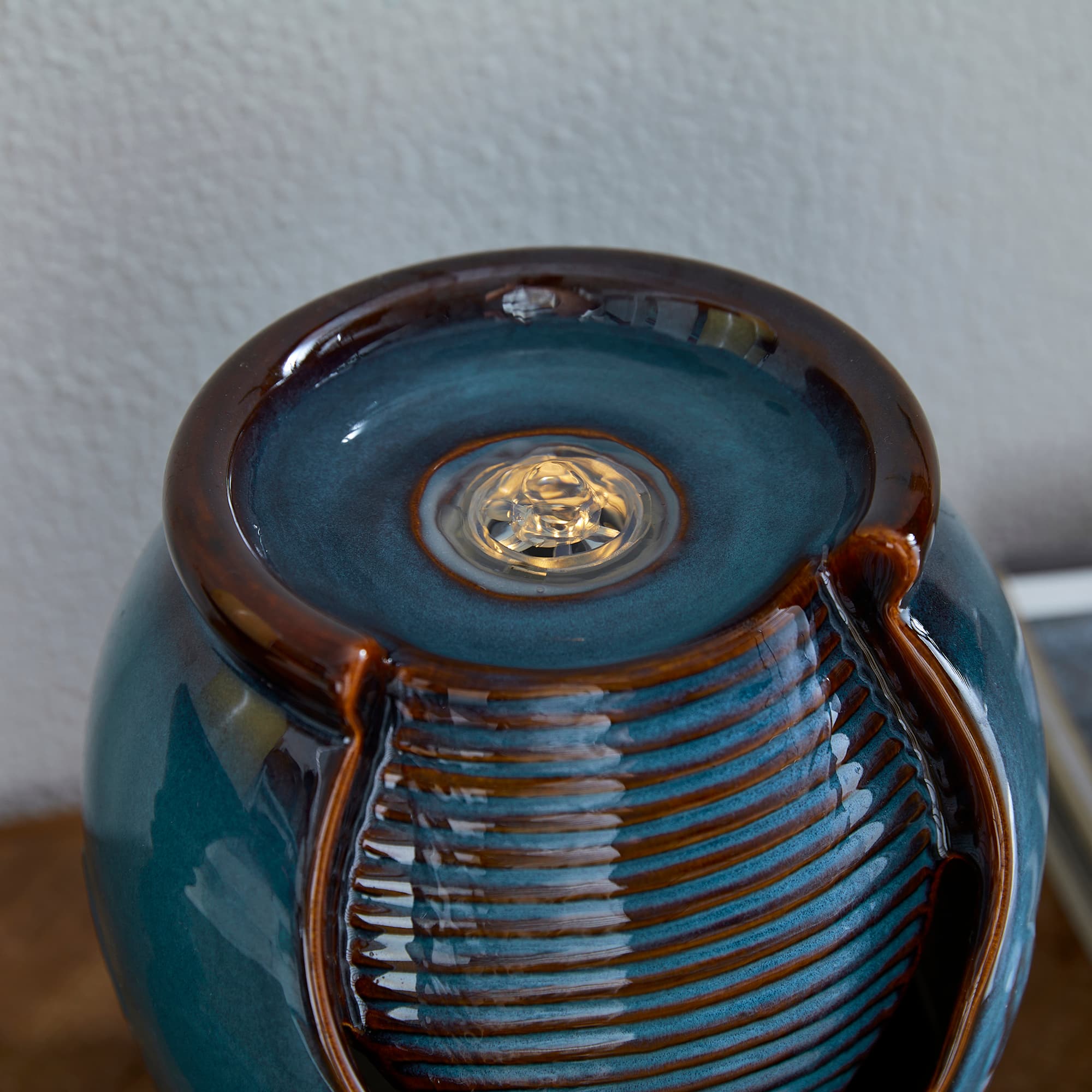 Glitzhome&#xAE; 9.25&#x22; LED Turquoise Leaf Textured Ceramic Jar Tabletop Fountain