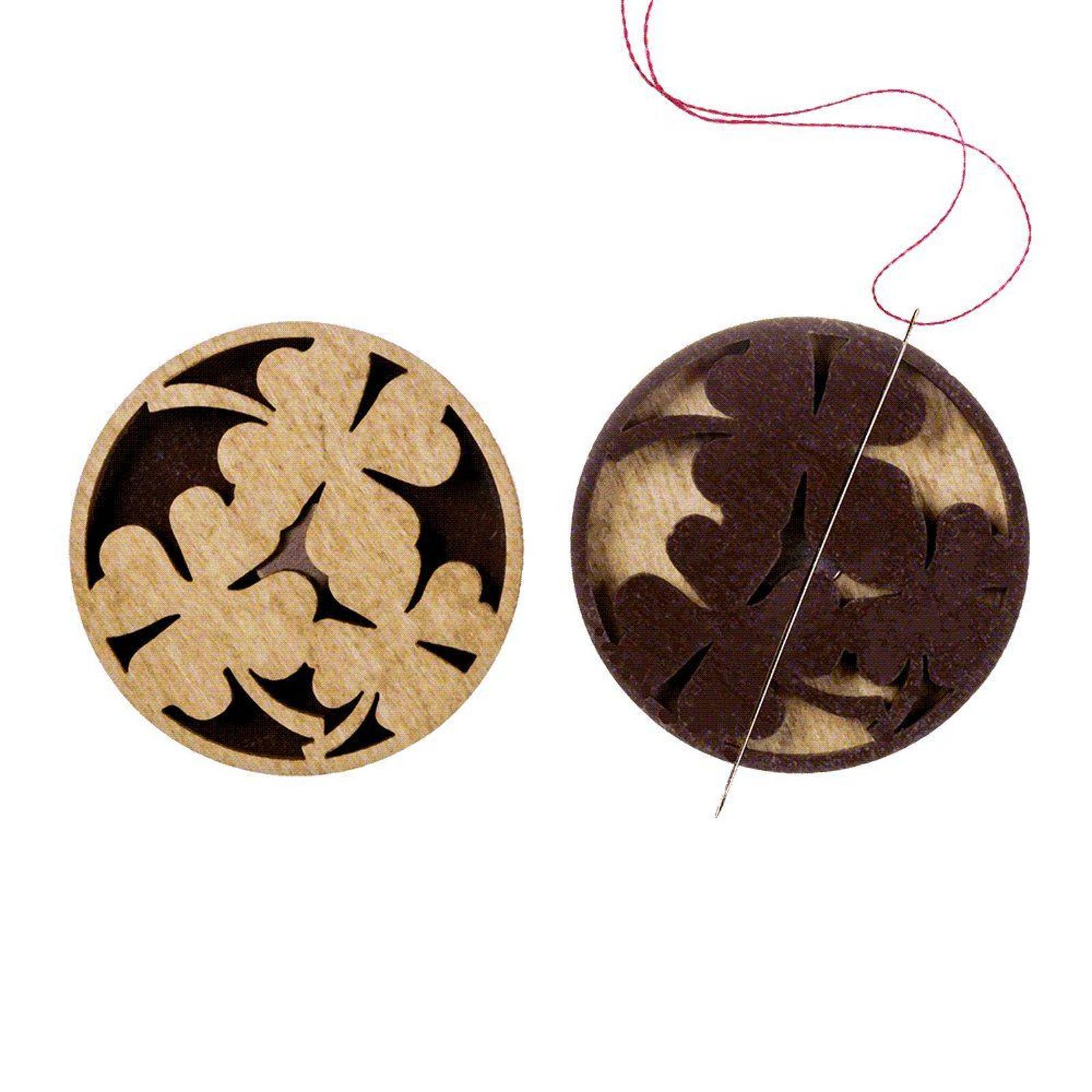 Wonderland Crafts Four-Leaf Clover Double-Sided Magnetic Needle Holder