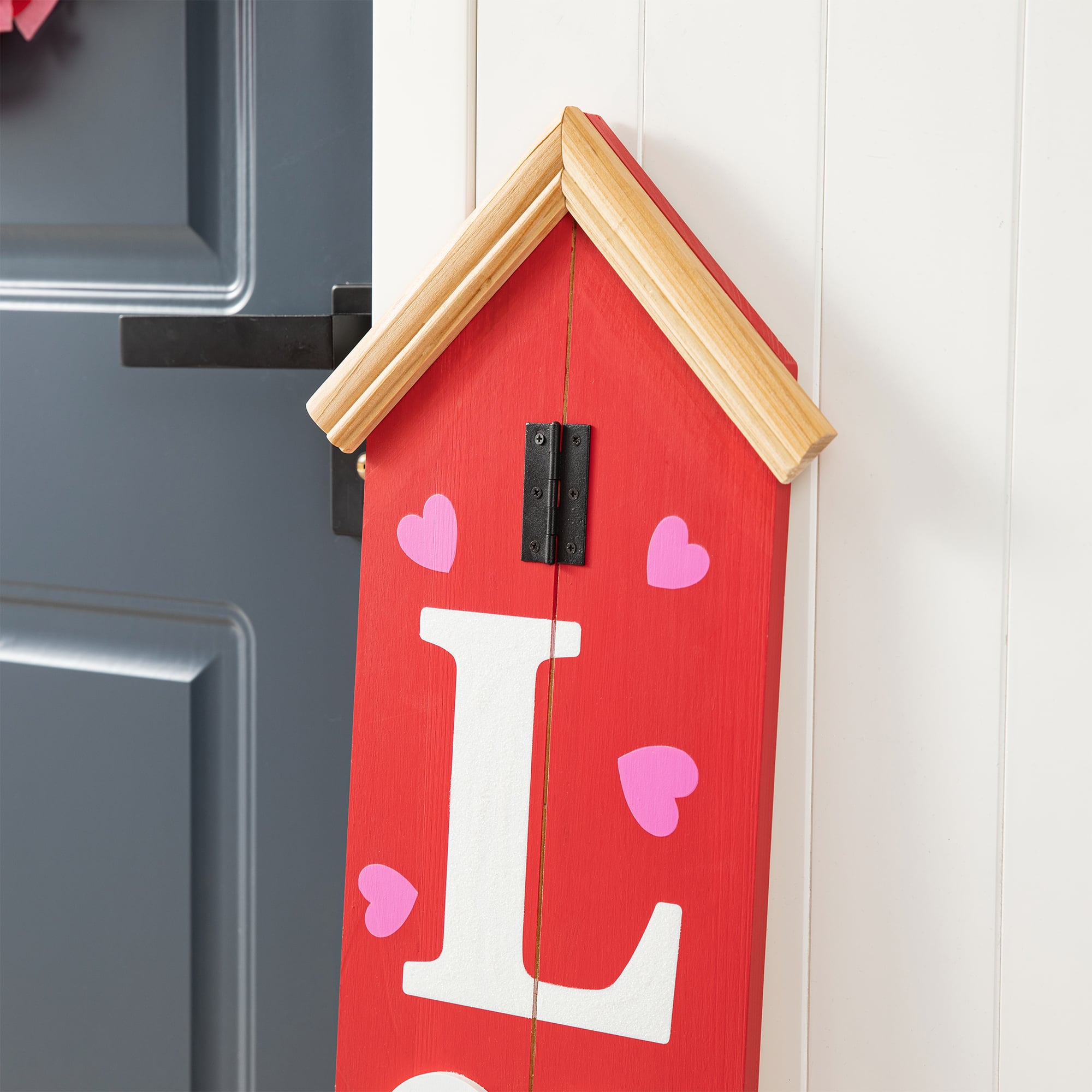 Glitzhome&#xAE; 42&#x22; Valentine&#x27;s Wooden &#x22;LOVE&#x22; House-shaped Porch D&#xE9;cor