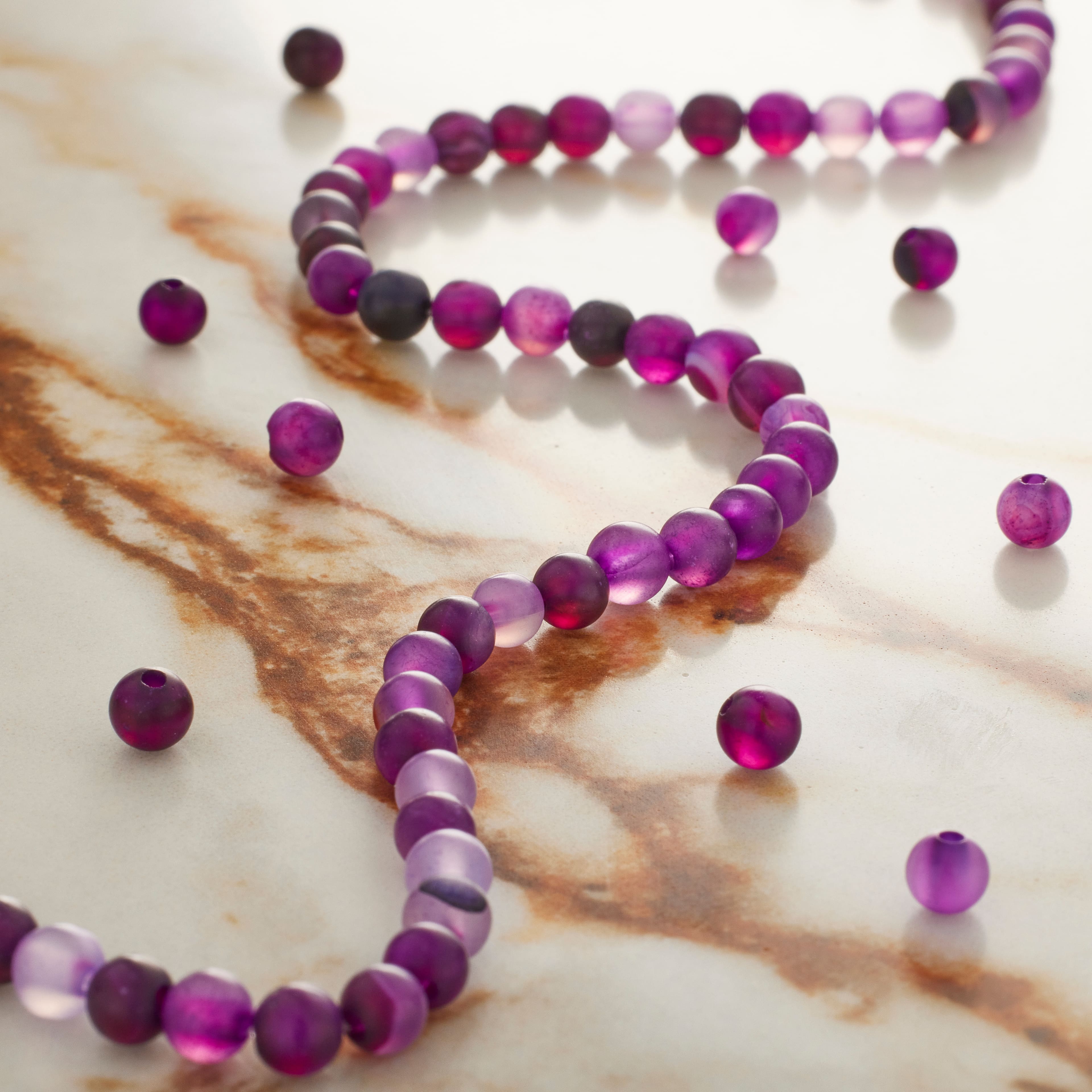Perles rondes en agate mauve mate de Bead Landing