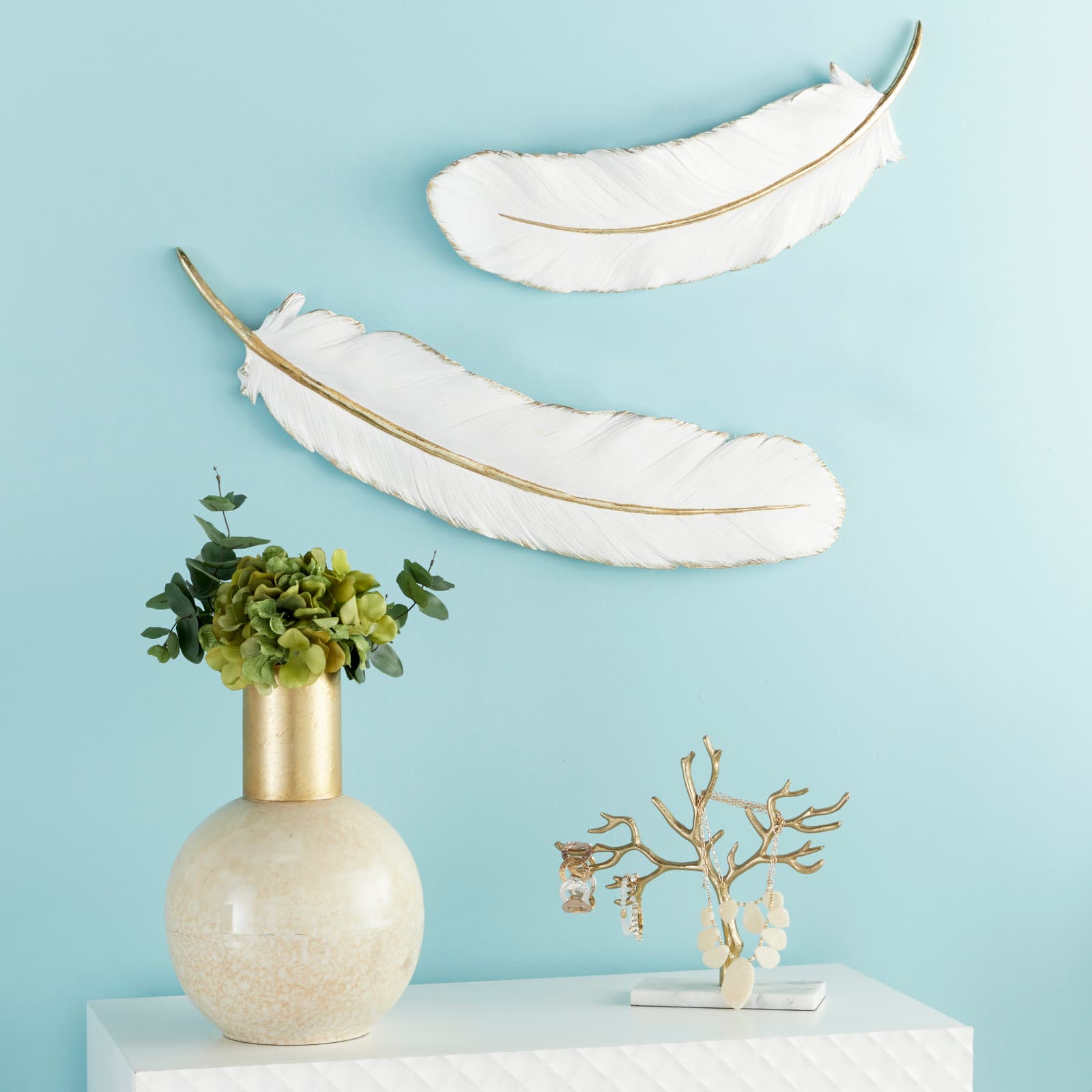 CosmoLiving by Cosmopolitan White Polystone Feather Wall D&#xE9;cor