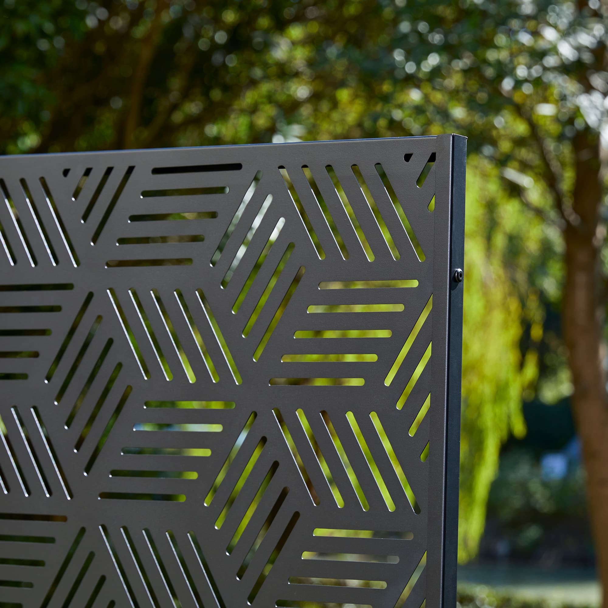 Glitzhome&#xAE; 6ft. Black Galvanized Steel Geometric Room Divider