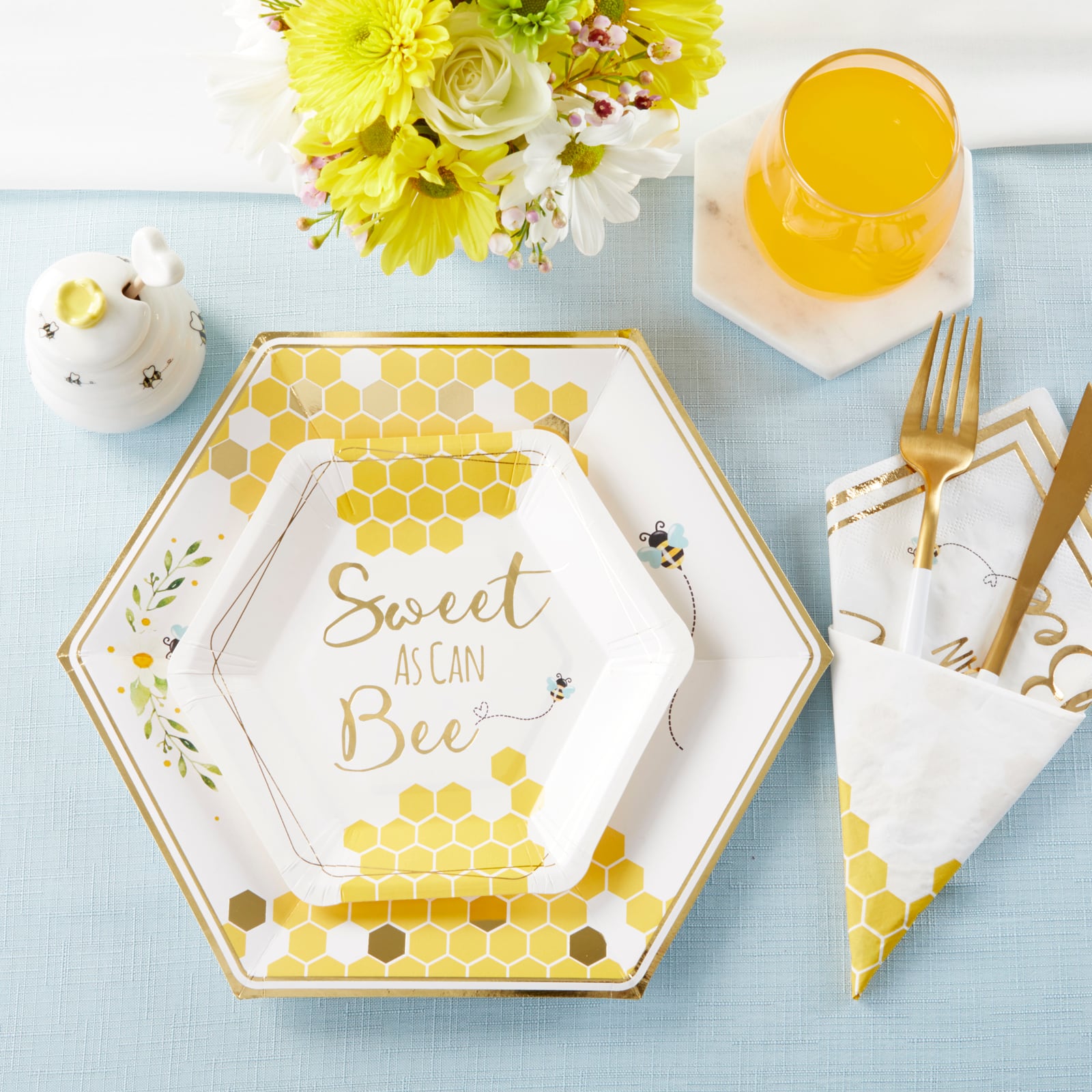 Kate Aspen&#xAE; 9&#x22; Sweet As Can Bee Paper Plates, 32ct.