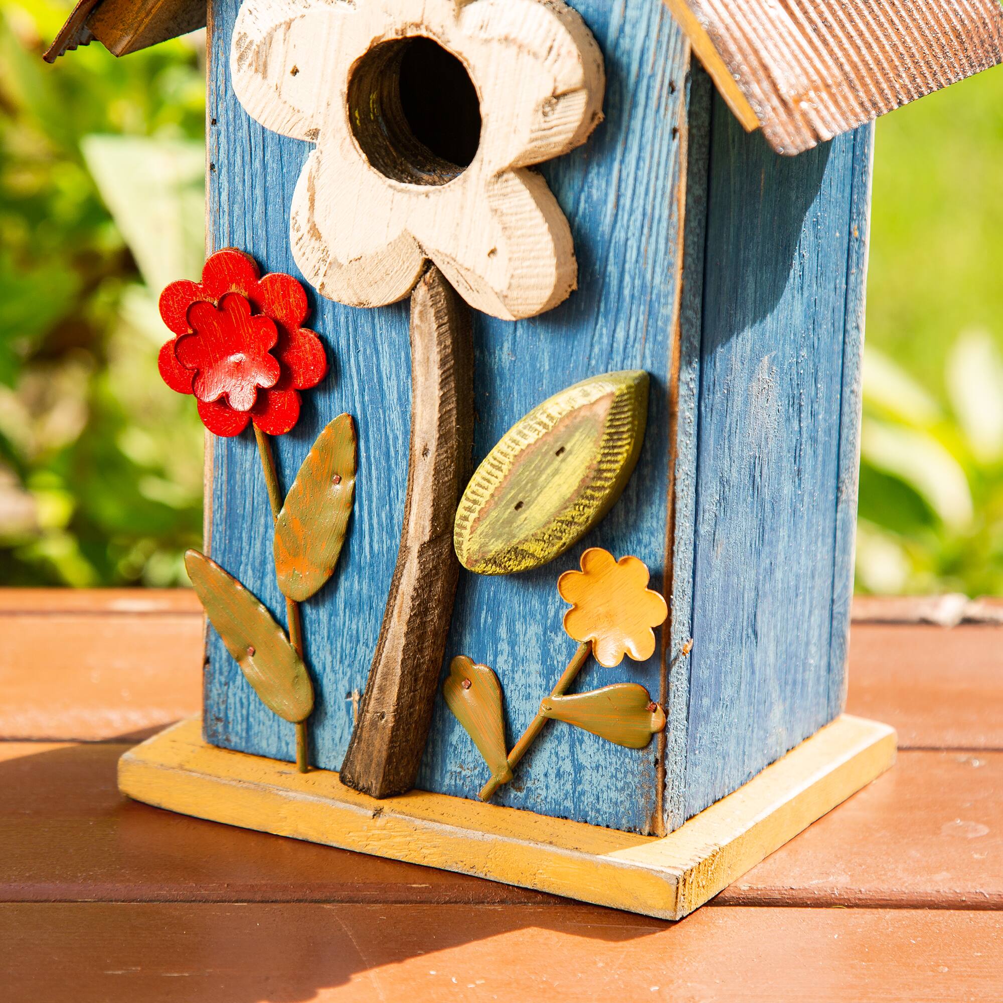 Glitzhome&#xAE; 10.25&#x22; Retro Blue Distressed Flower Birdhouse