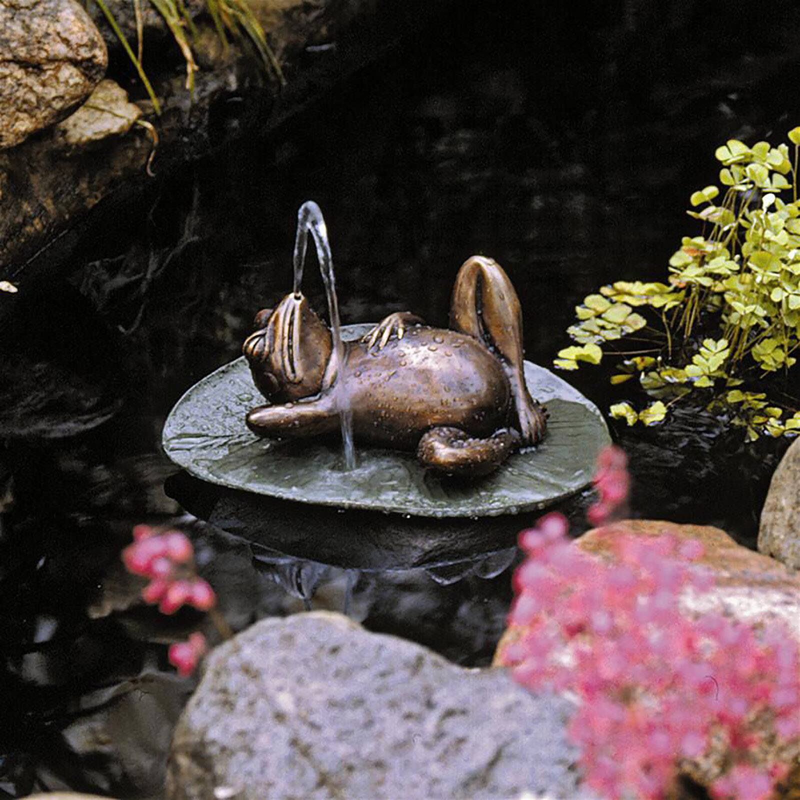 Design Toscano Spitting Frog on Lily Pad Bronze Garden Statue