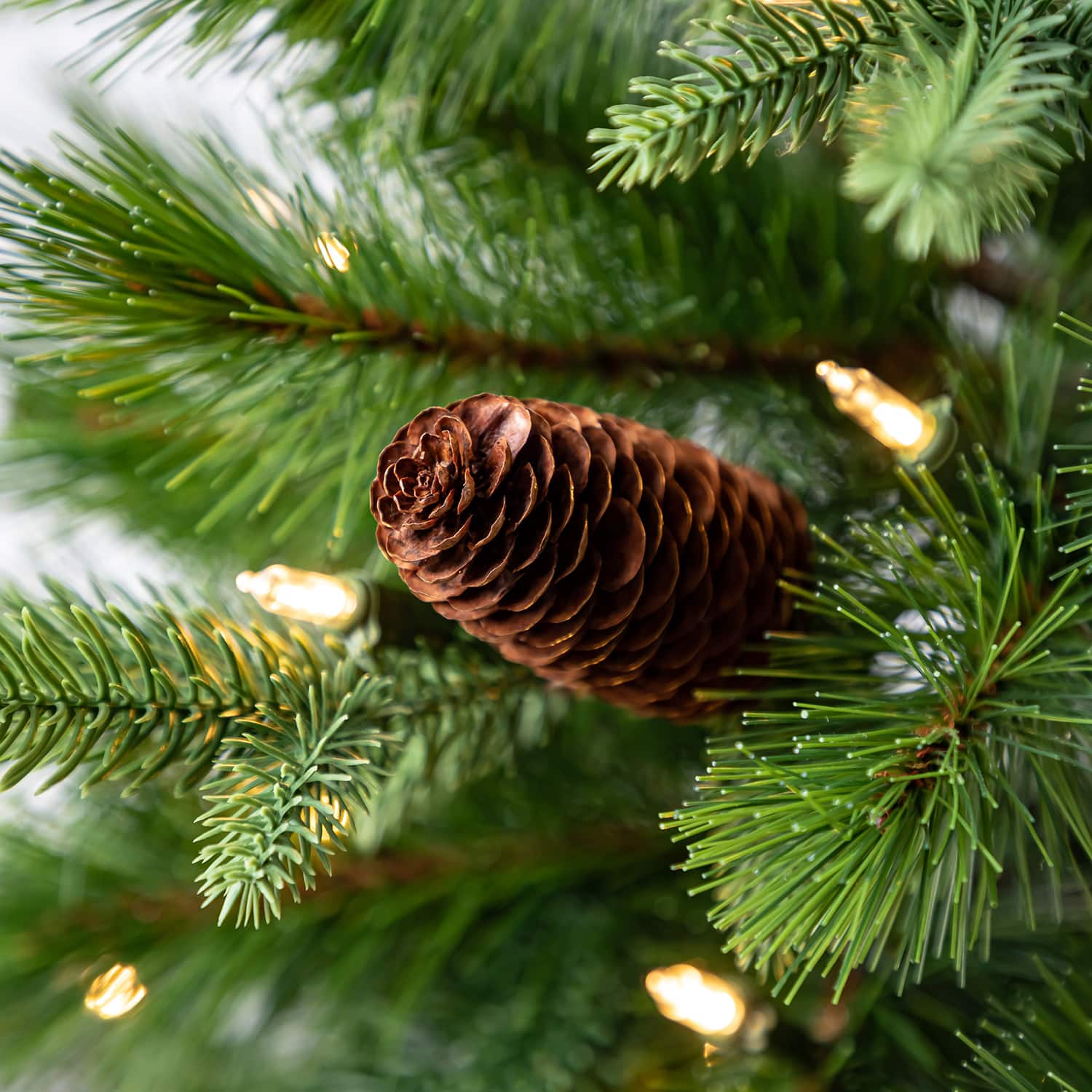 Sapin de No&#xEB;l artificiel illumin&#xE9; &#xE0; aspect de pin Luna &#xE0; DEL blanc chaud de 5&#xA0;pi d&#x2019;Ashland