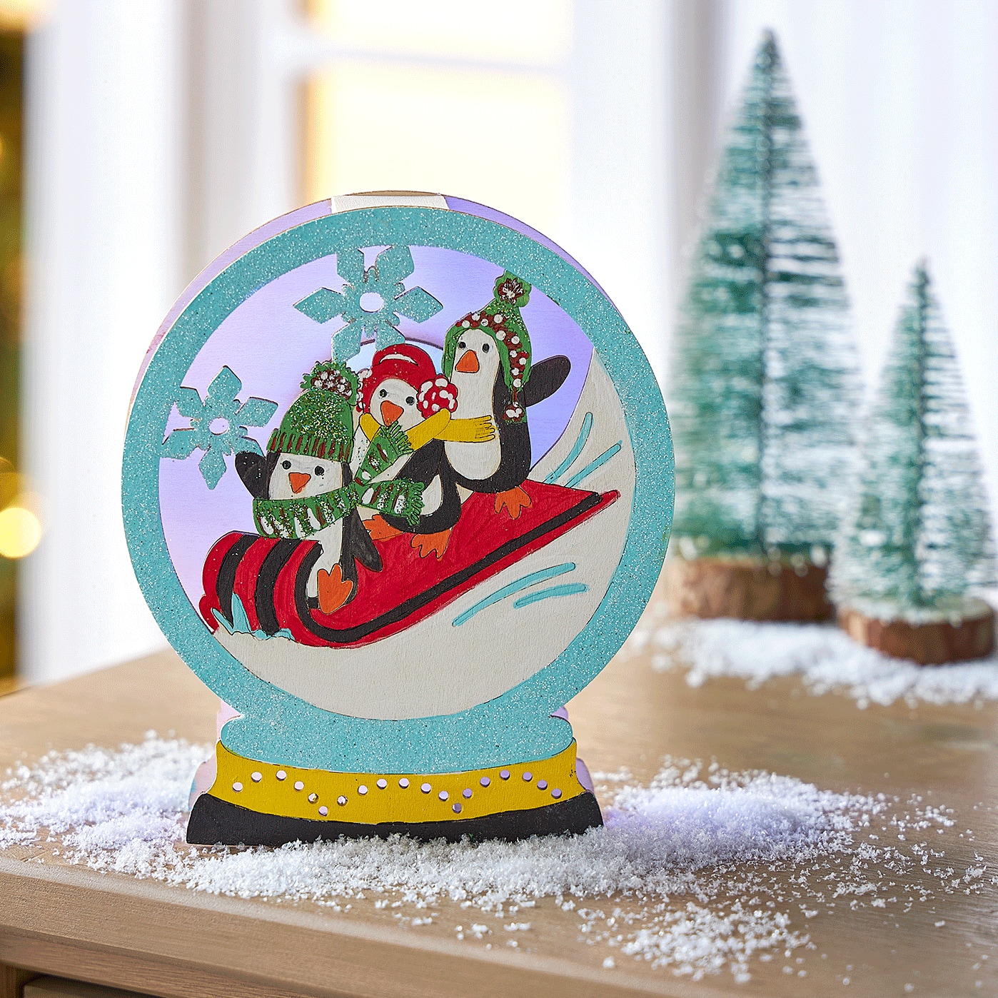 Boule à neige en bois à motif de pingouins à DEL pour Noël