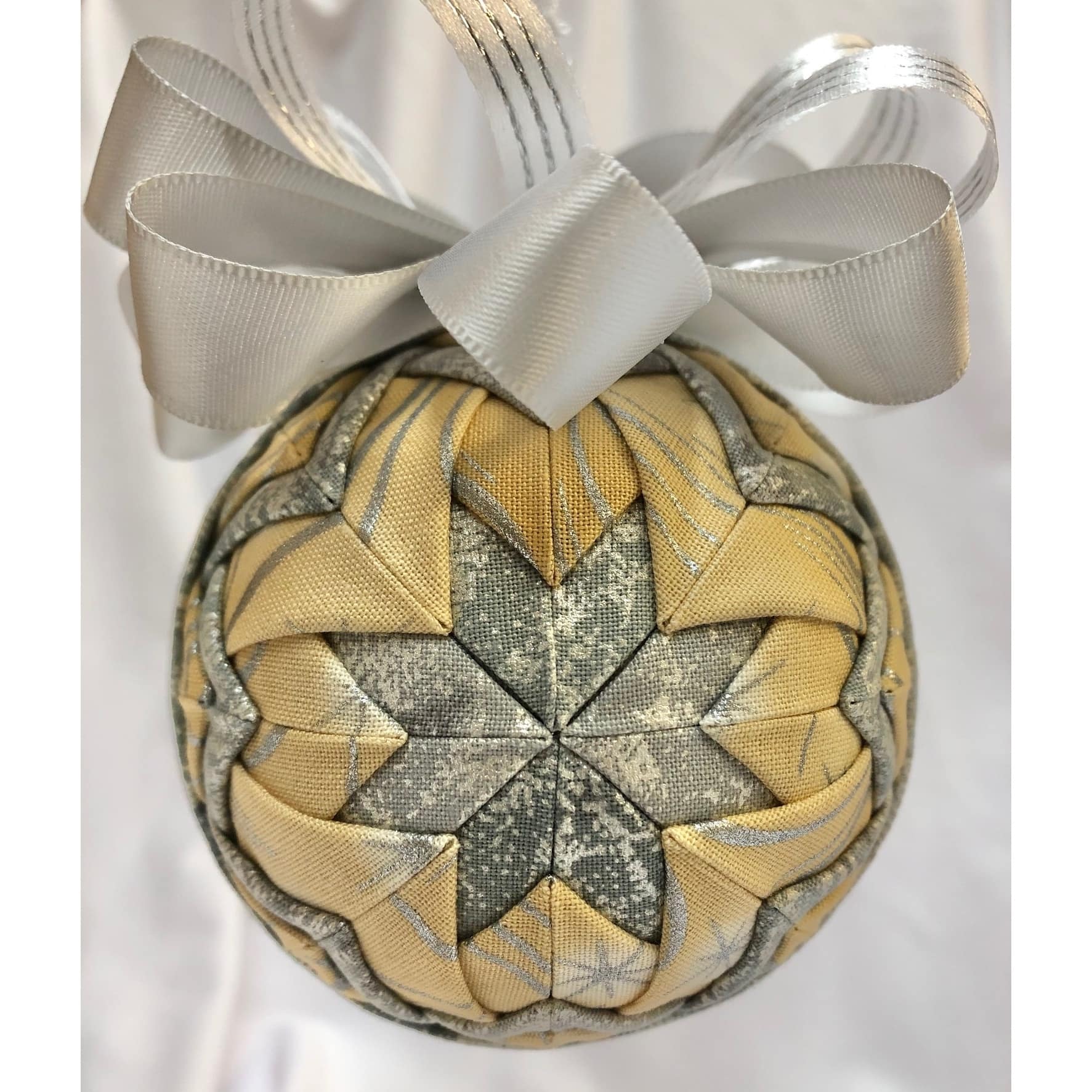 Quilt Magic&#xAE; Gold &#x26; Silver Jewel No Sew Ornament Kit 