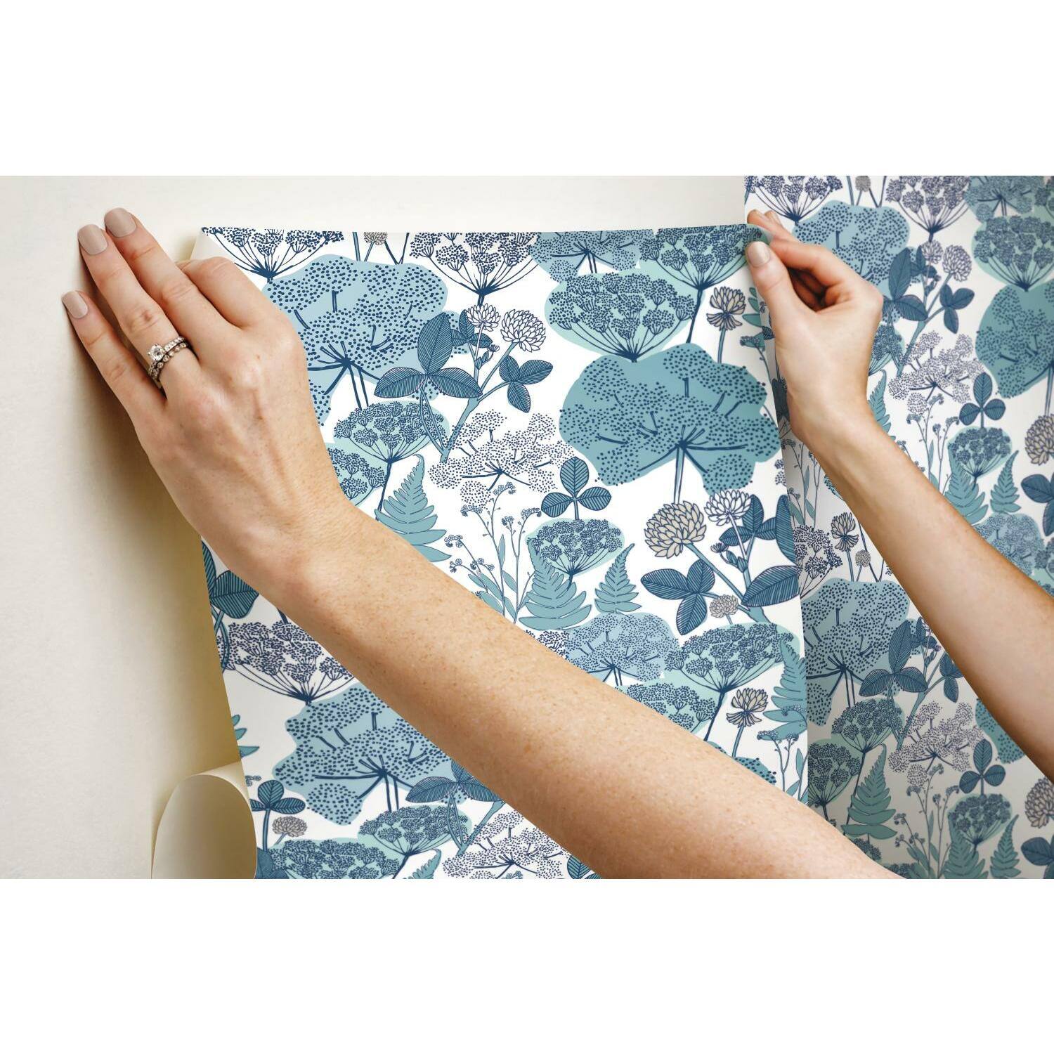 RoomMates Niittypolku Peel &#x26; Stick Wallpaper