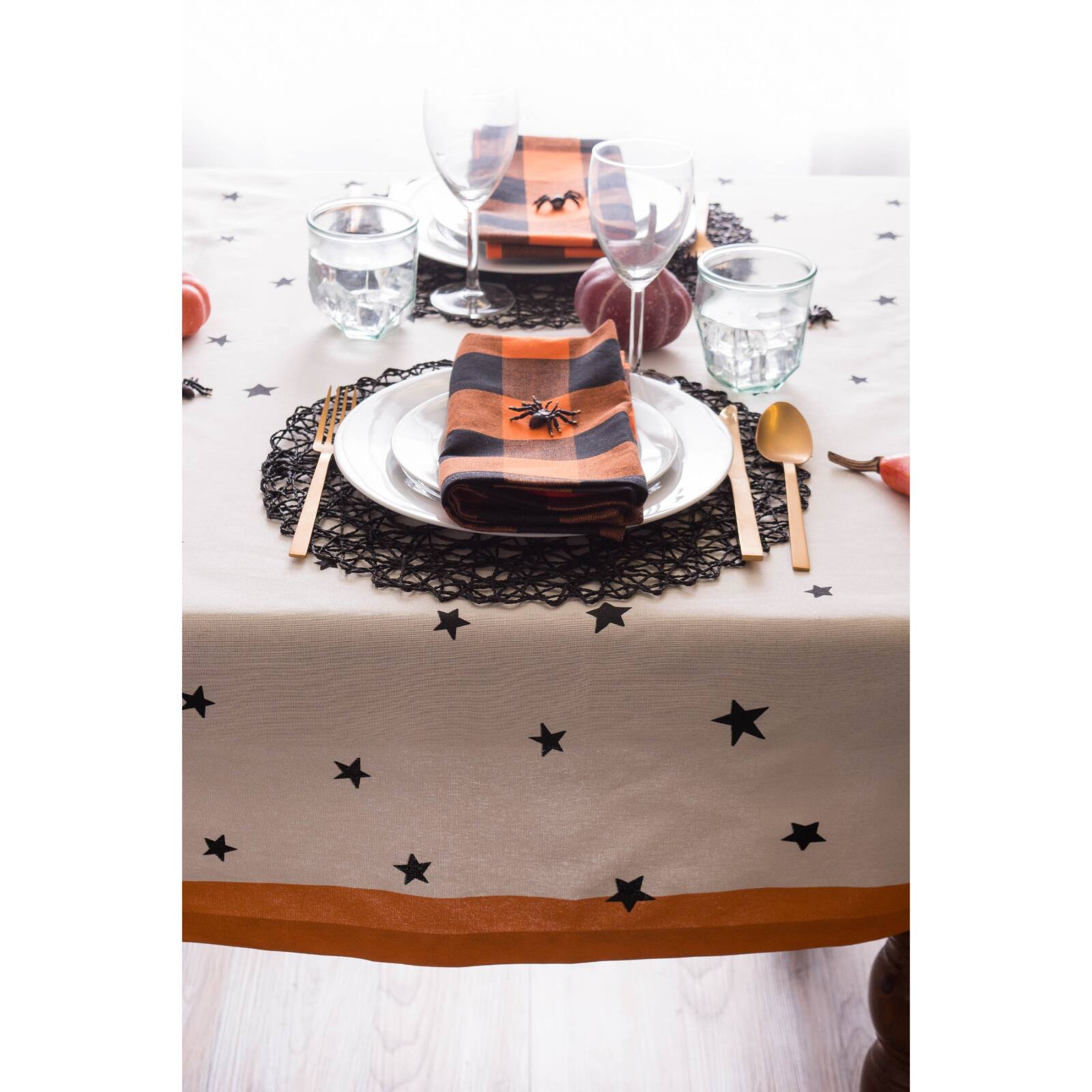 DII&#xAE; 70&#x22; Black Stars Print Round Tablecloth