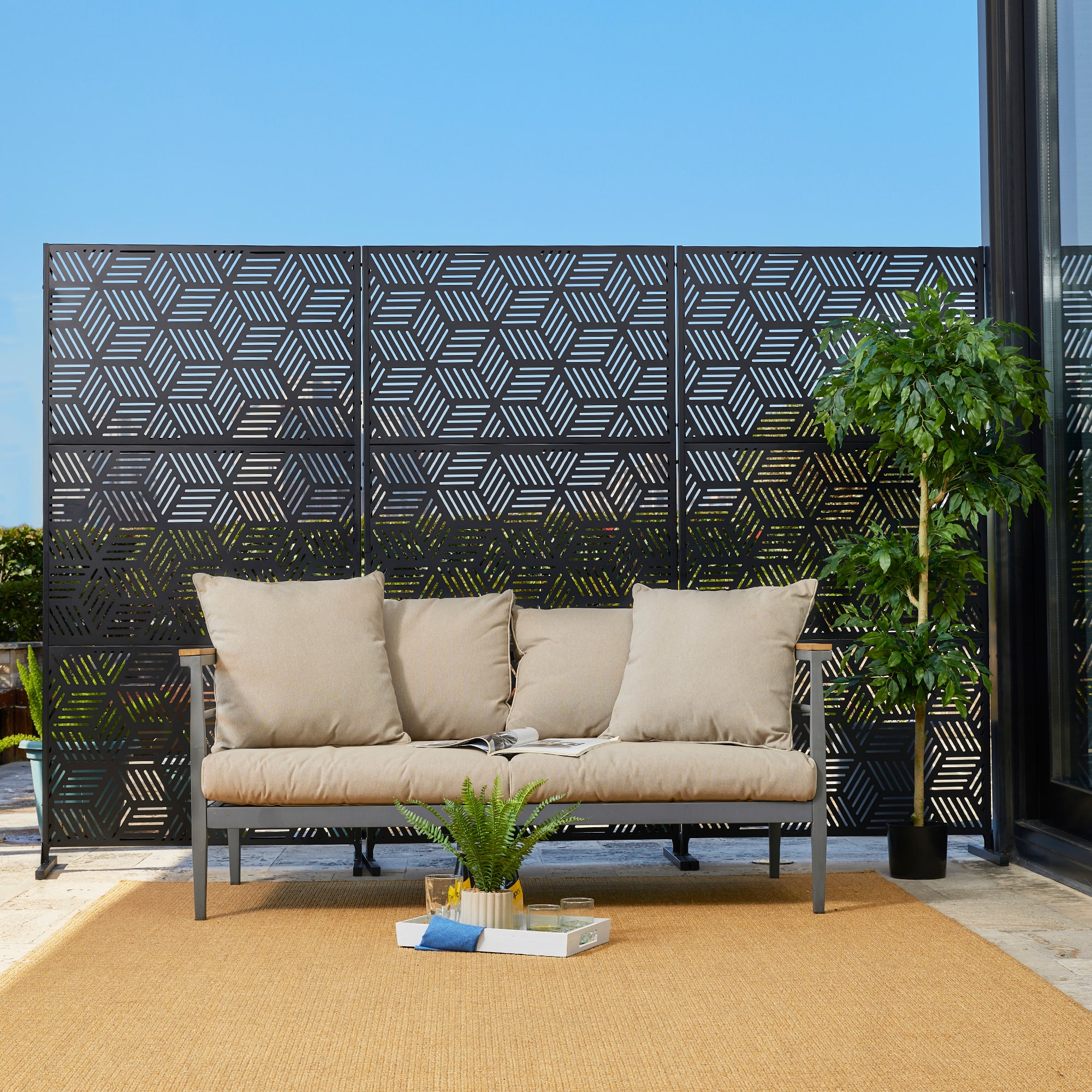 Glitzhome&#xAE; 6ft. Black Galvanized Steel Geometric Room Divider