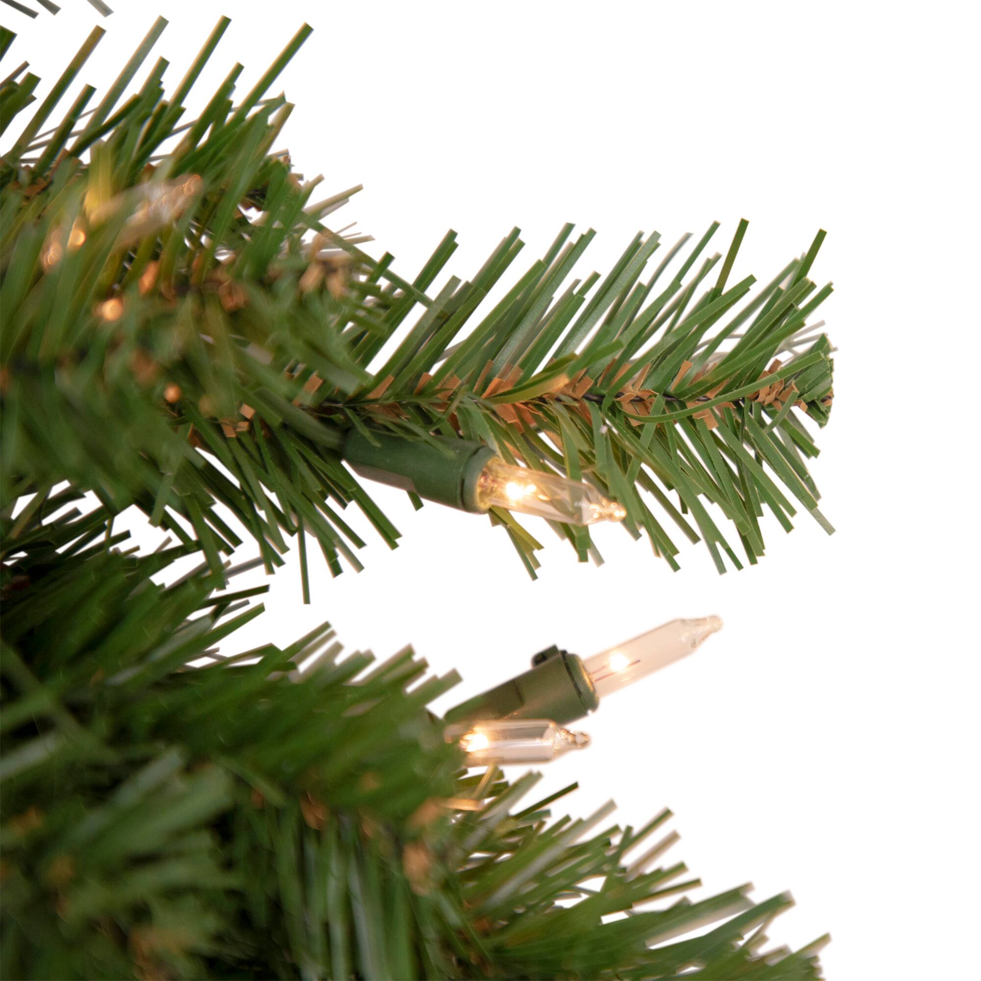 18" Deluxe Dorchester Pine Christmas Wreath, Clear Lights