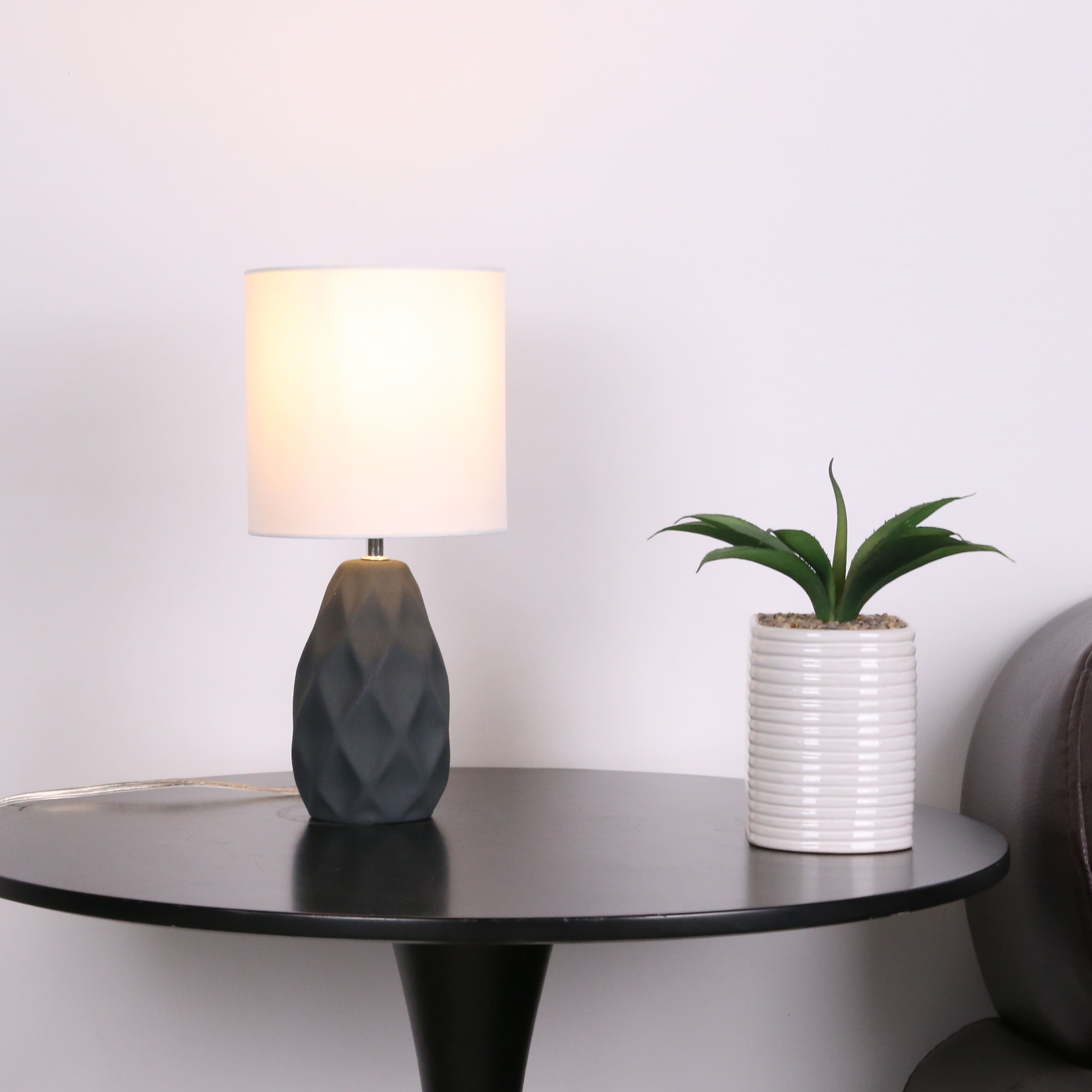 Lampe grise de table en c&#xE9;ramique avec abat-jour en tissu blanc de 36,8&#xA0;cm d&#x2019;Ashland