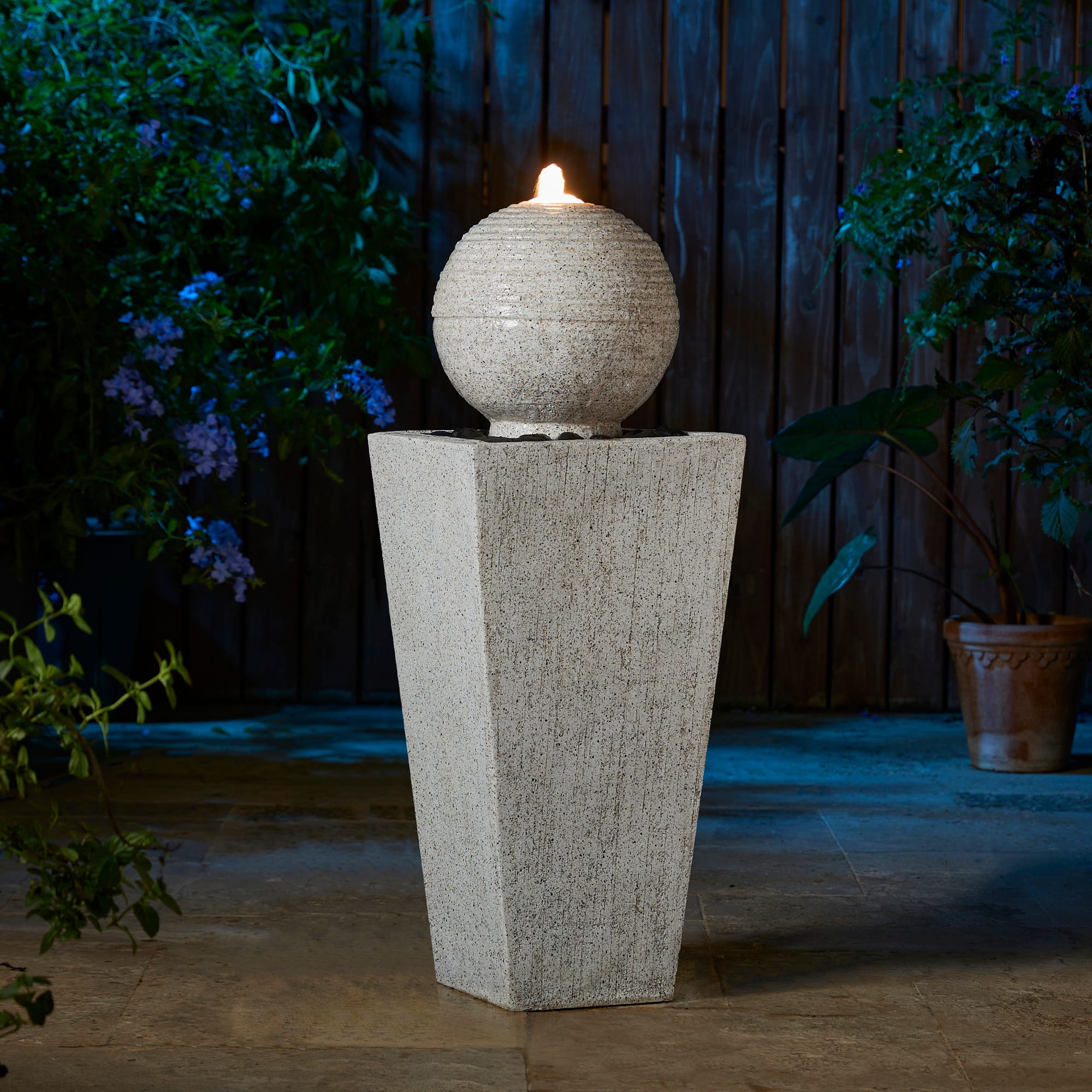 Glitzhome&#xAE; 32&#x22; Rippling Floating Sphere Outdoor Fountain with LED Light