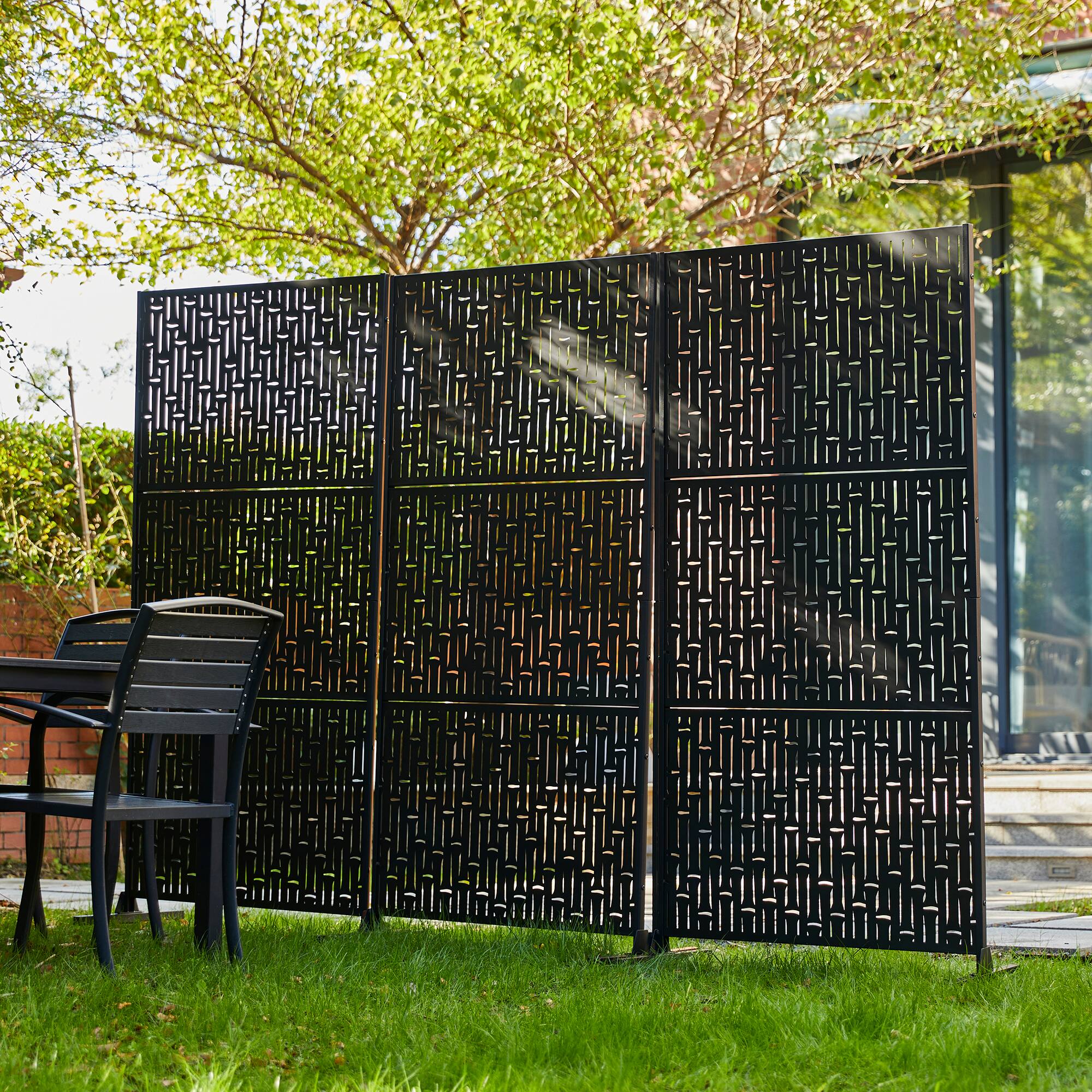 Glitzhome&#xAE; 6ft. Black Galvanized Steel Bamboo Pattern Privacy Screen Fence Panel &#x26; Room Divider