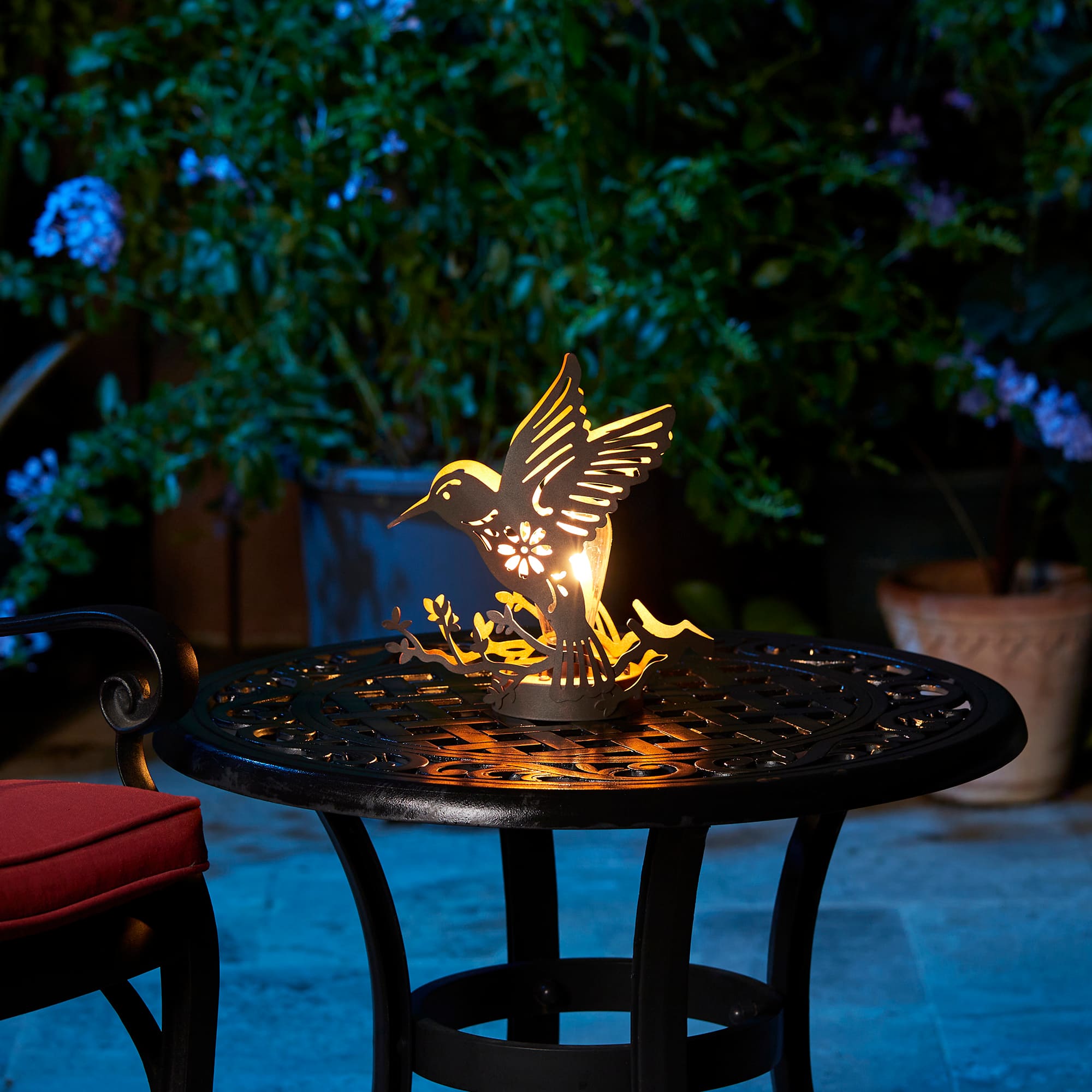 Glitzhome® 9.75" Metal Flying Hummingbird Silhouette Solar Powered Edison Bulb Outdoor Lantern