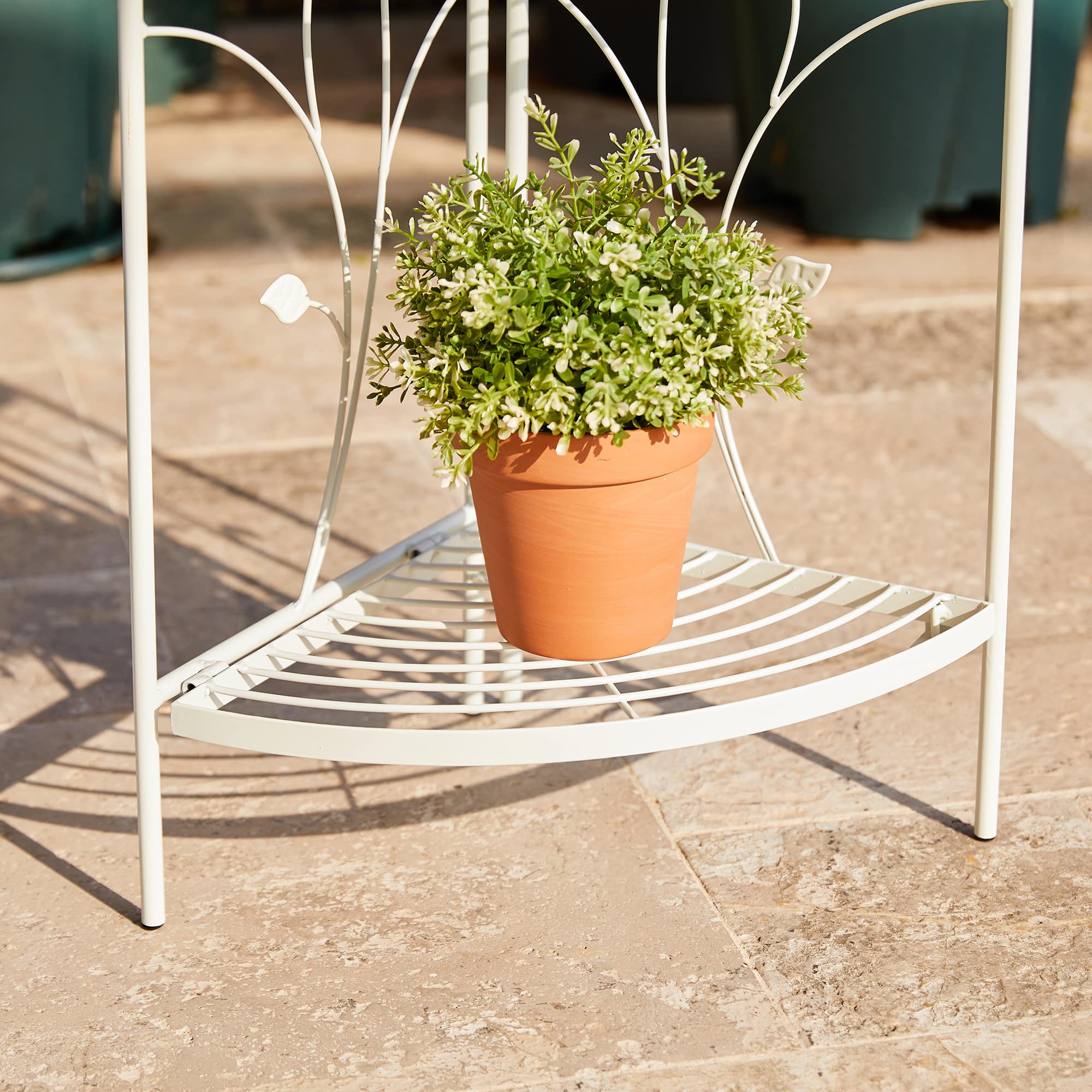 Glitzhome&#xAE; 4ft. Metal 4-Tiered Corner Shelf Stand