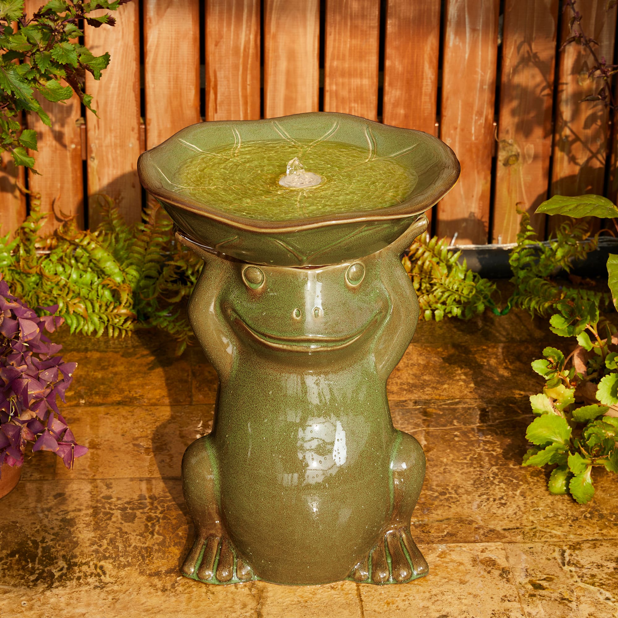 Glitzhome&#xAE; 21.5&#x22; LED Olive Green Frog Holding Lotus Birdbath Ceramic Outdoor Floor Fountain