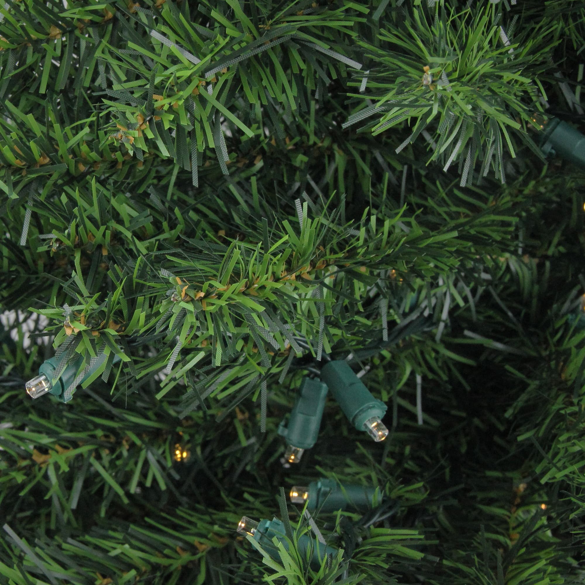 24&#x22; Pre-Lit Canadian Pine Artificial Christmas Wreath