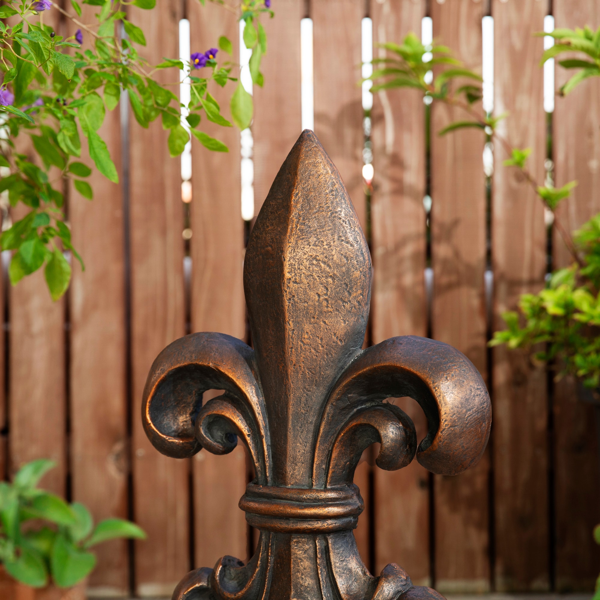 Glitzhome&#xAE; 27&#x22; Standing Fleur-de-Lis Garden Statue