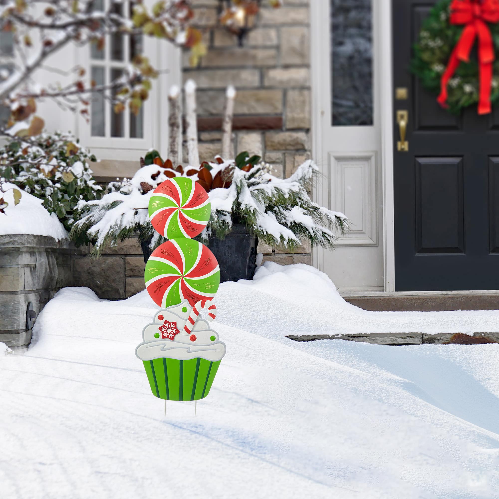 Glitzhome&#xAE; 3ft. Metal Peppermint &#x26; Cupcake Yard Stake