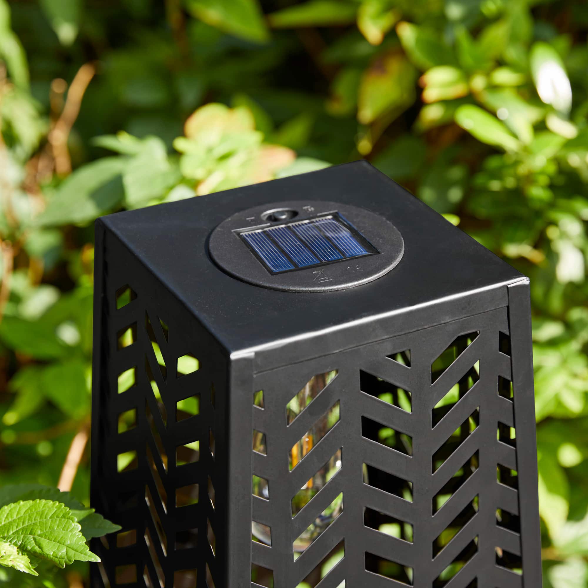 Glitzhome&#xAE; 21.5&#x22; Metal Geometric Solar Powered Floor Lantern