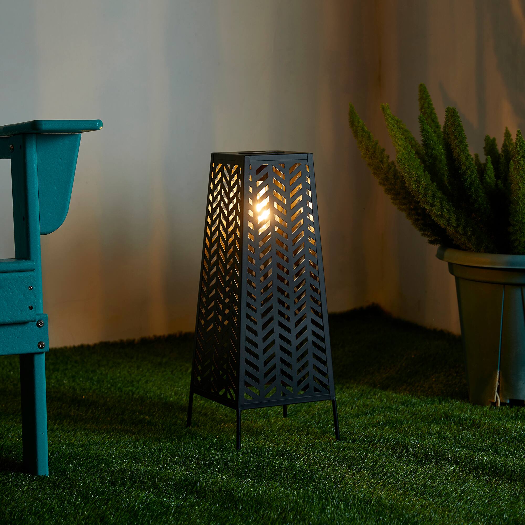 Glitzhome&#xAE; 21.5&#x22; Metal Geometric Solar Powered Floor Lantern
