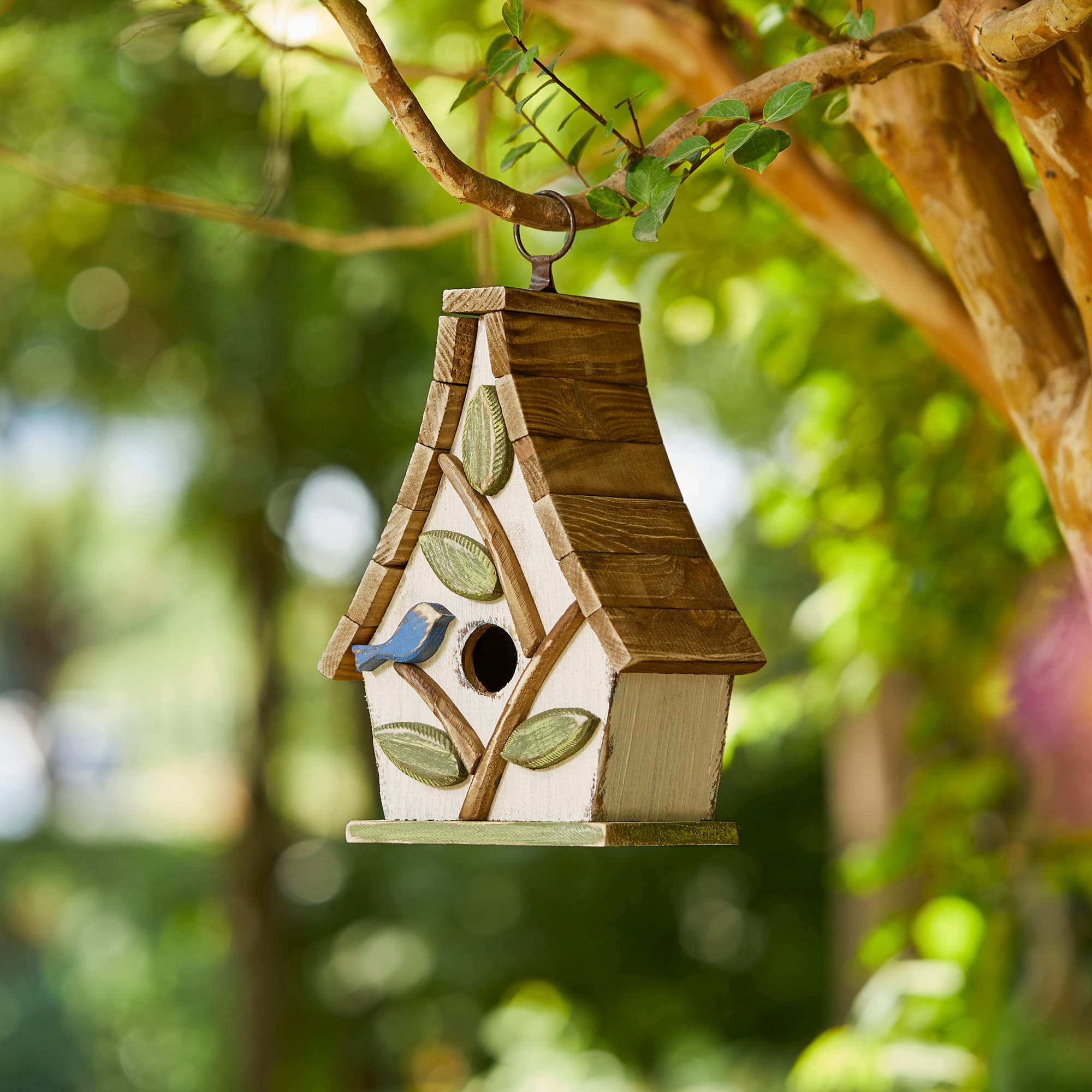 Glitzhome&#xAE; 9.5&#x22; White Distressed Wood Birdhouse with Leaves