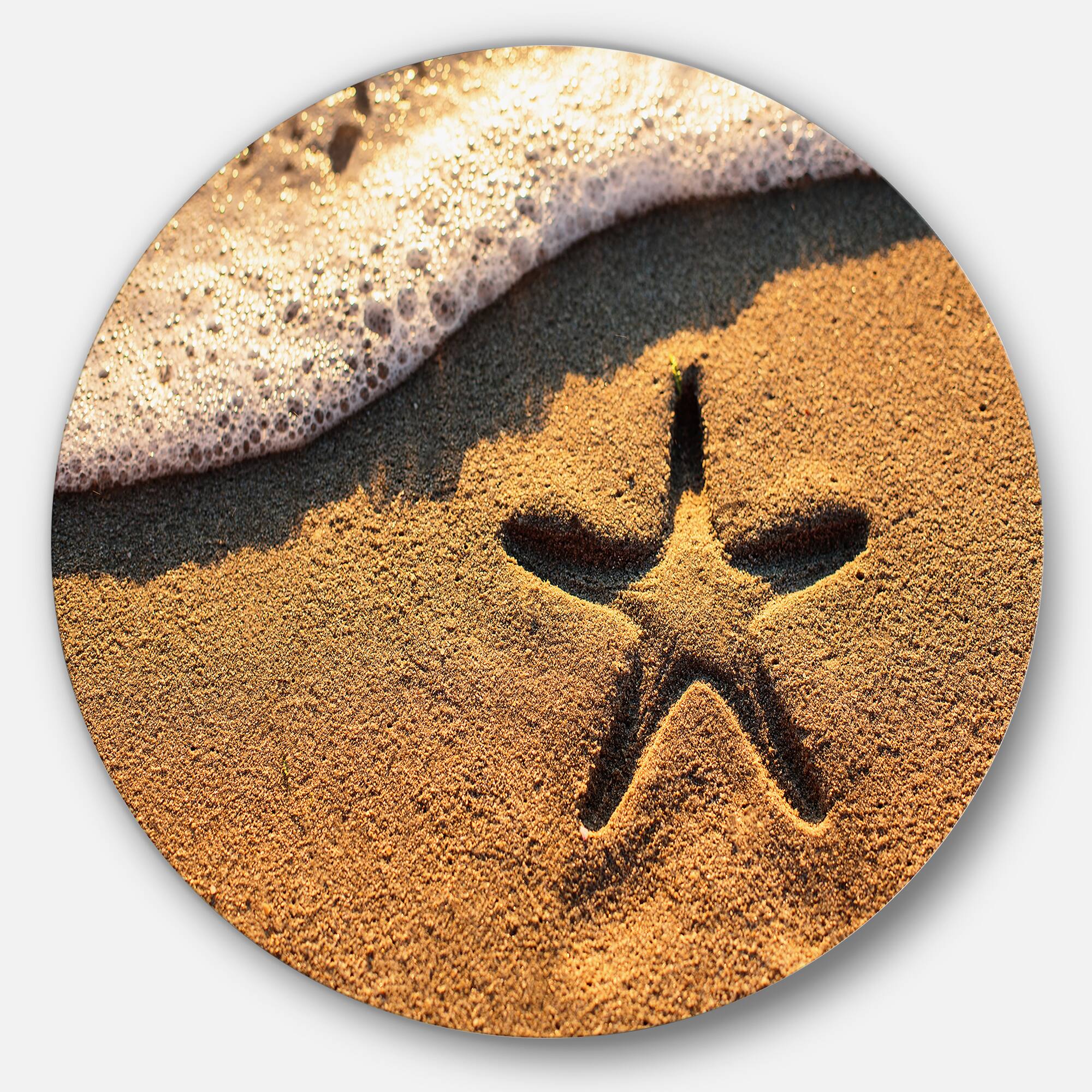 Designart - Starfish on Beach with Waves' Disc Large Beach Large Metal Circle Wall Art
