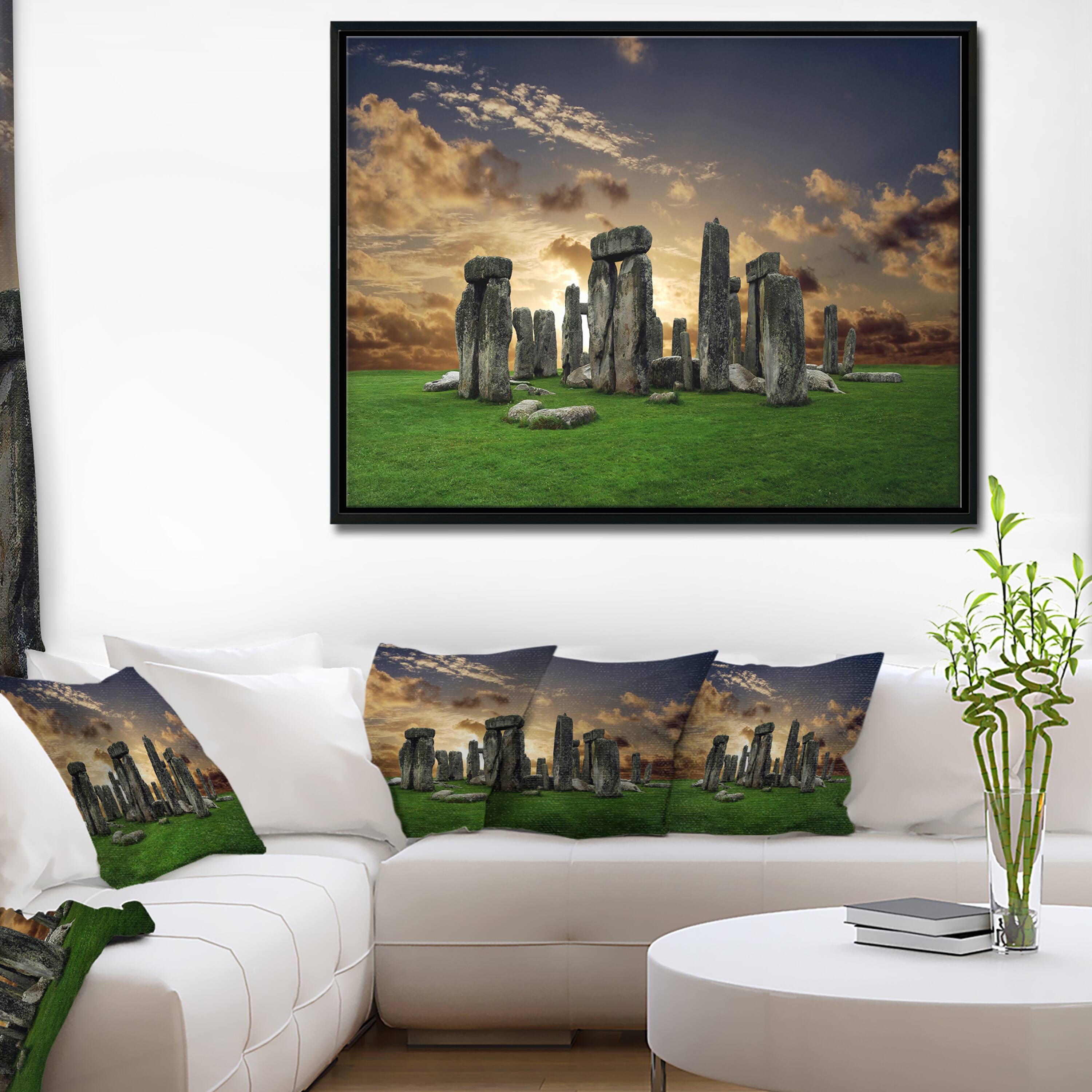 Designart - Stonehenge - Landscape Photography Canvas Art Print in Black Frame