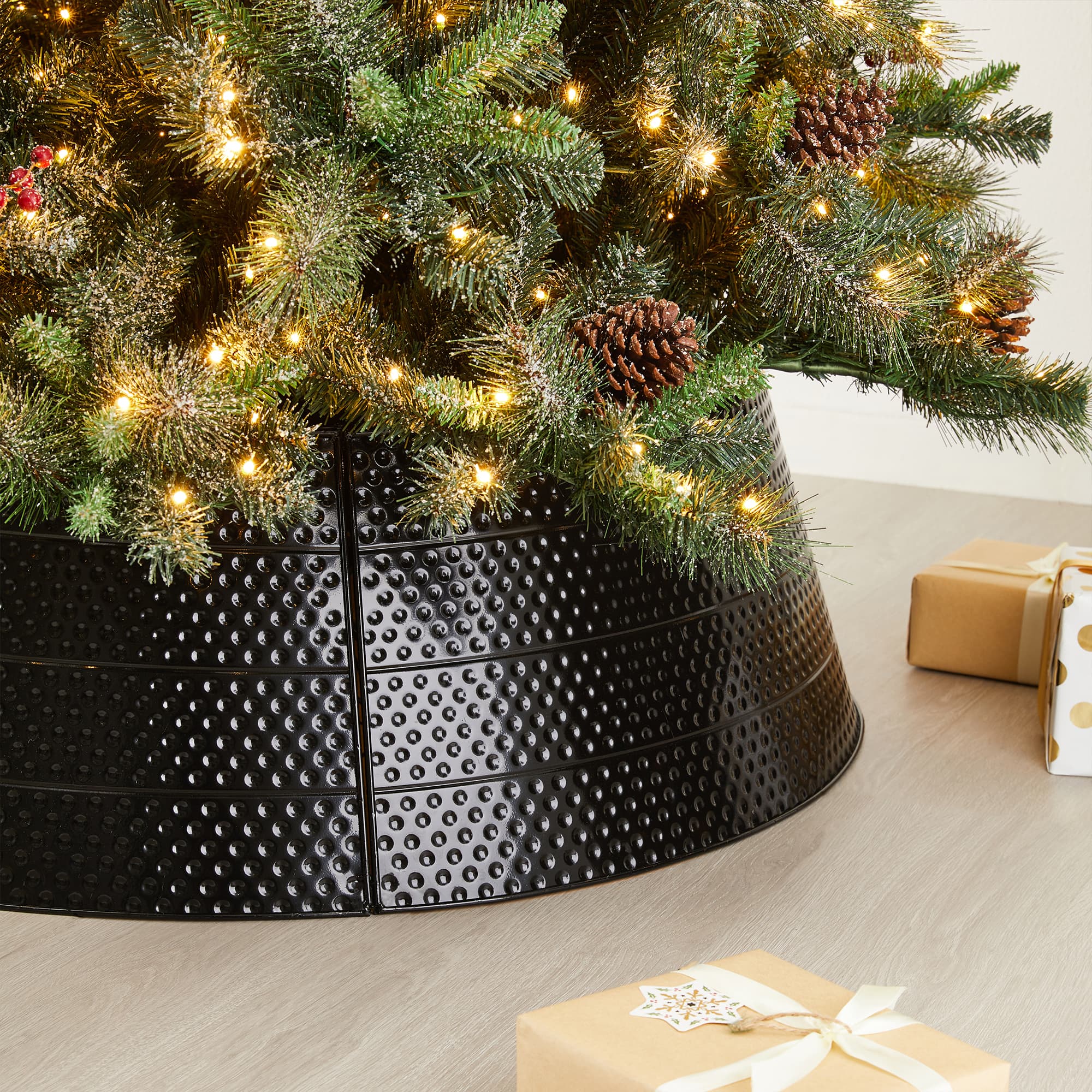 Glitzhome&#xAE; 40.5&#x22; Christmas Black Hammered Metal Tree Collar