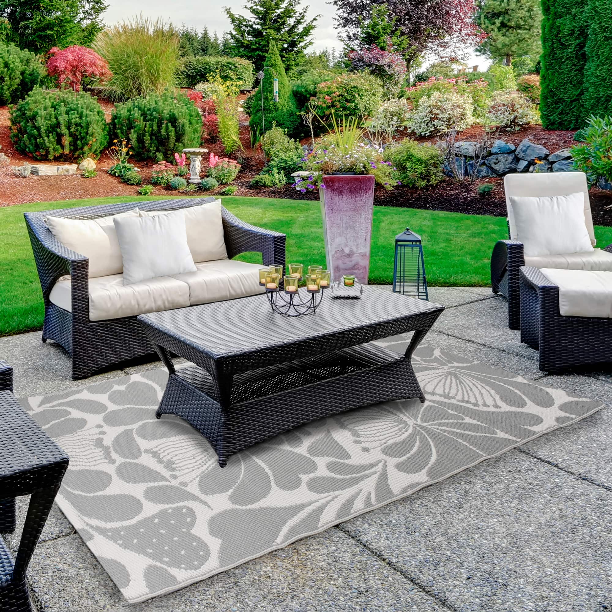 Gray & Off-White Floral Rectangular Outdoor Area Rug, 4ft. x 6ft.