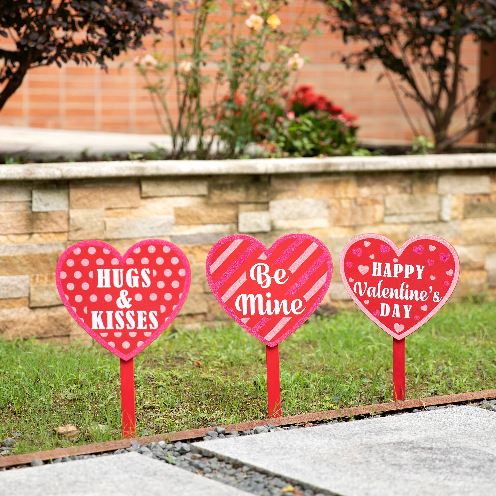 Glitzhome&#xAE; 15&#x22; Wooden Heart-Shaped Valentine&#x27;s Yard Stakes Set