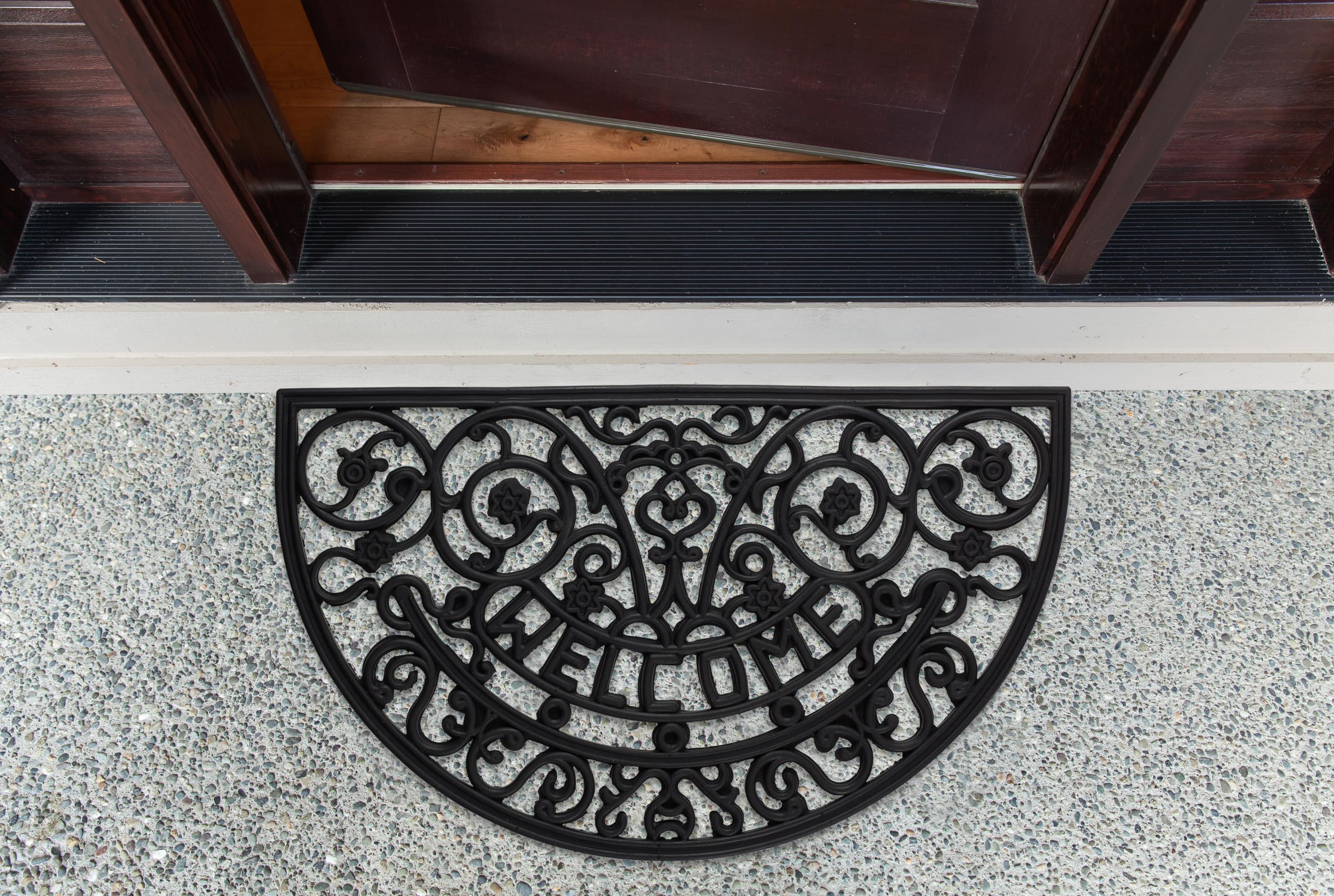 DII&#xAE; Welcome Scroll Half Moon Rubber Doormat