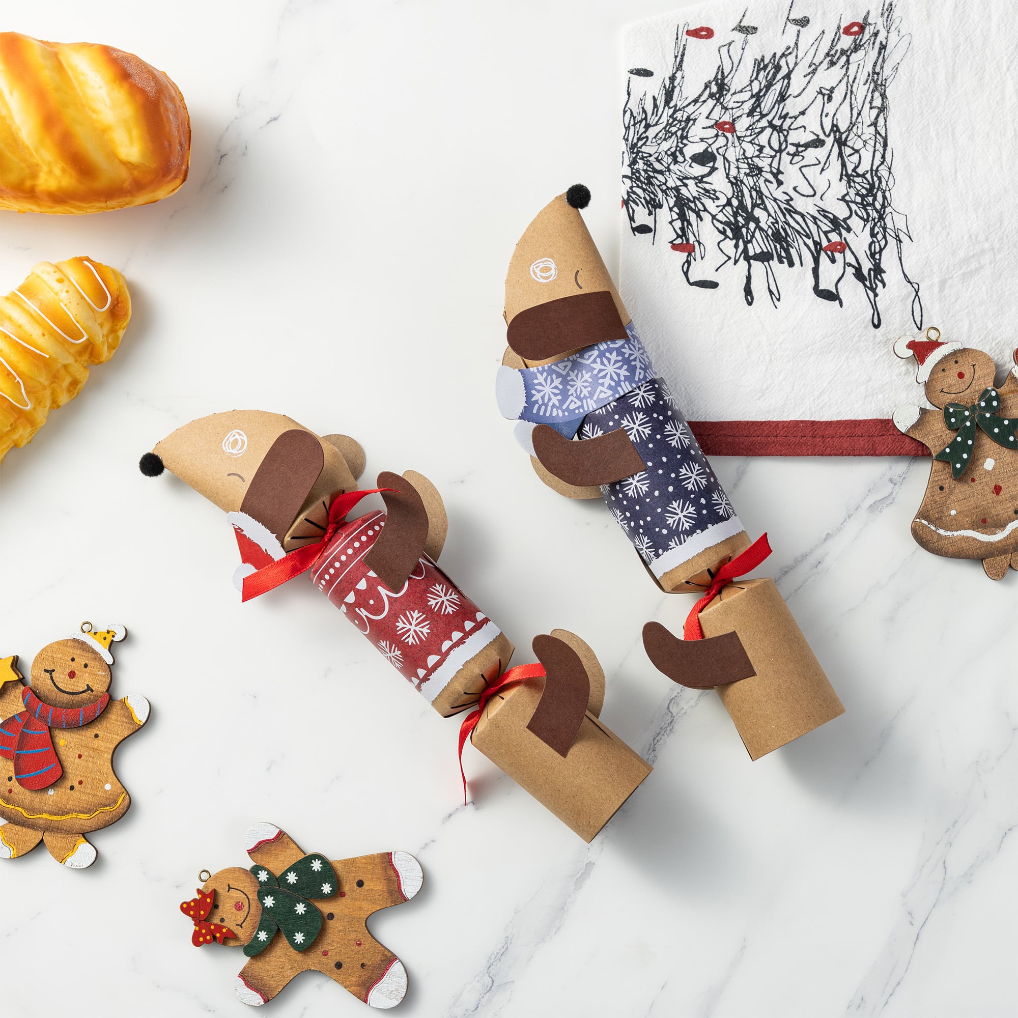 Glitzhome&#xAE; 12PK 1.5&#x22;D x 10&#x22;H Dogs Christmas Party Crackers with Gift Contents