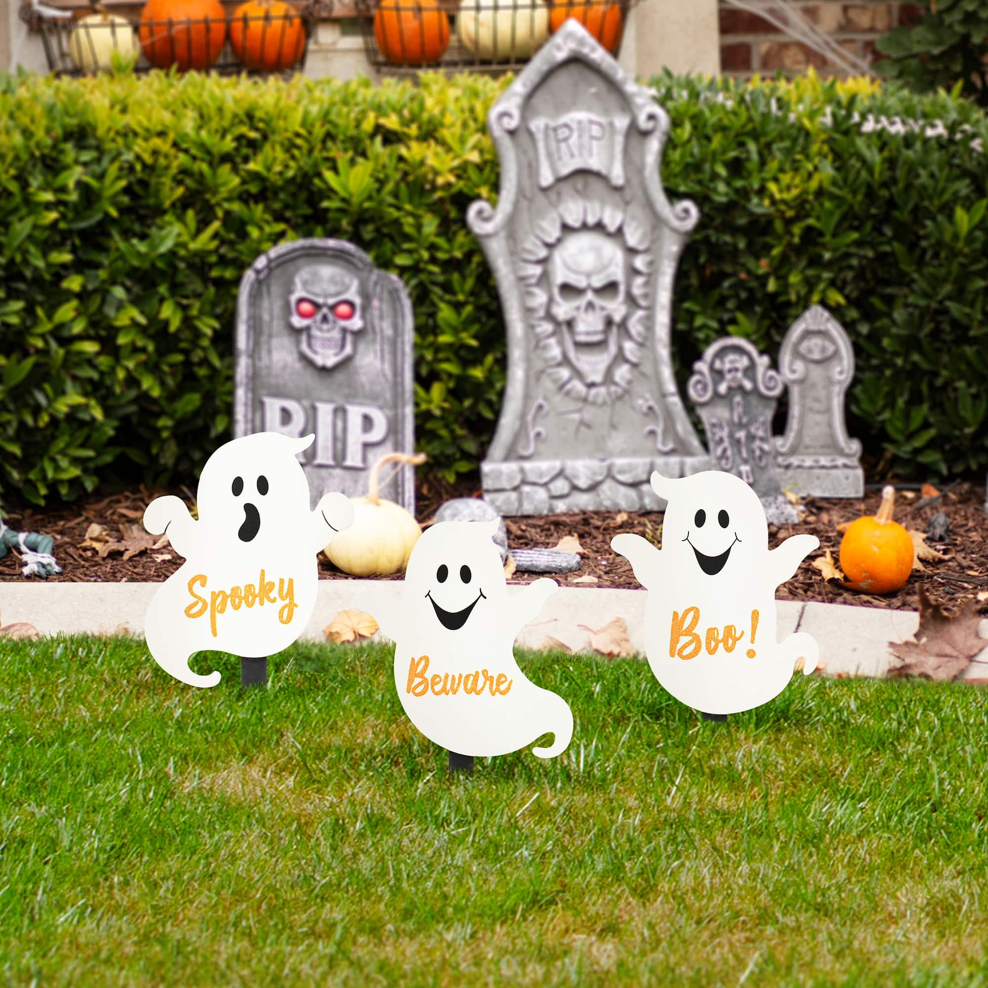 Glitzhome&#xAE; 15&#x22; Halloween Wooden Ghost Yard Stake Set