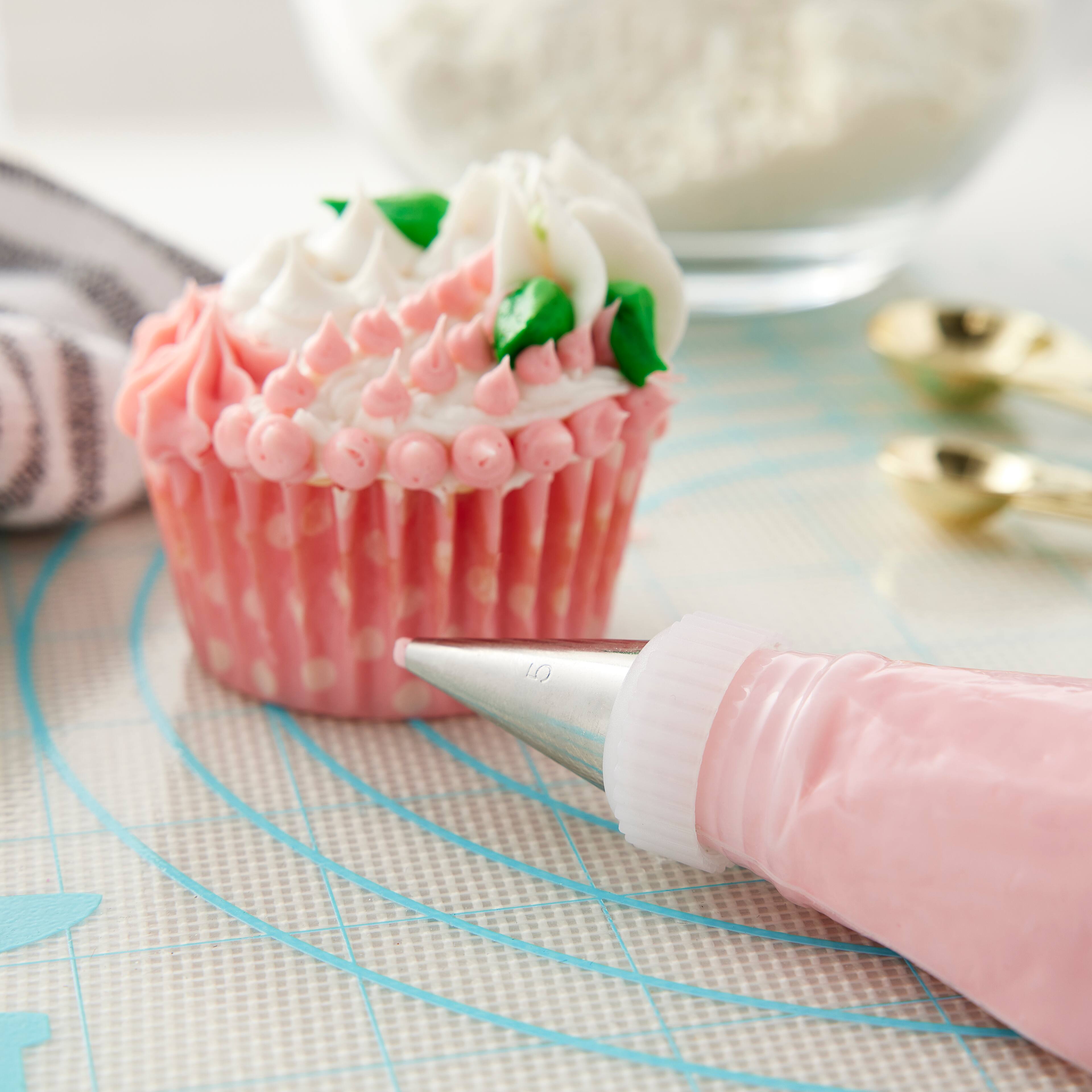 24 Pack: Round Decorating Tip by Celebrate It&#x2122;